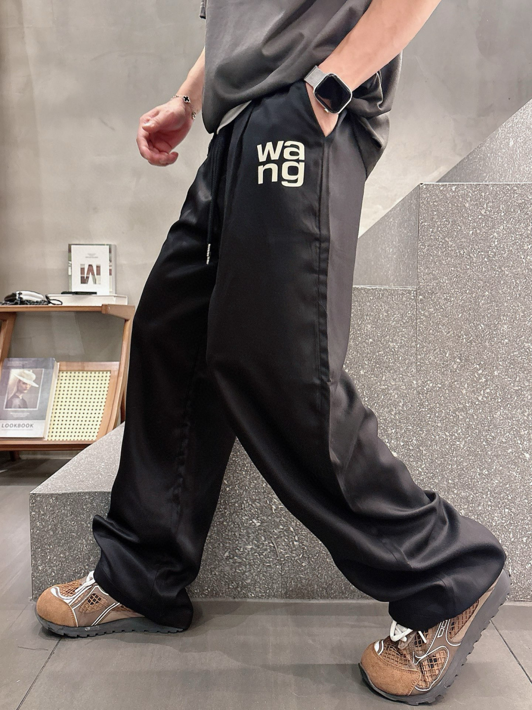 NO:411337,Dawang's new spring and summer casual pants, the pants are decorated with Dawang's flocking letters on the side, which is quite recognizable, elastic and elastic waist drawstrings to tie the foot design, the fabric feels soft and smooth, has good shape retention, and the low elastic wire structure makes the trouser body elastic and not easy to wrinkle; size M-XXXL, alexander wang, alexander wang19860909大王春夏季新款休闲裤,裤子侧向饰有大王植绒字母设计,辨识度颇为鲜明,弹性松紧腰边抽绳束脚设计,面料手感柔软滑润、保型性好、低弹丝的构造使裤身弹性恰到好处,并且不易起皱；码数M-XXXL,,alexander wang,alexander wang,Men's clothing