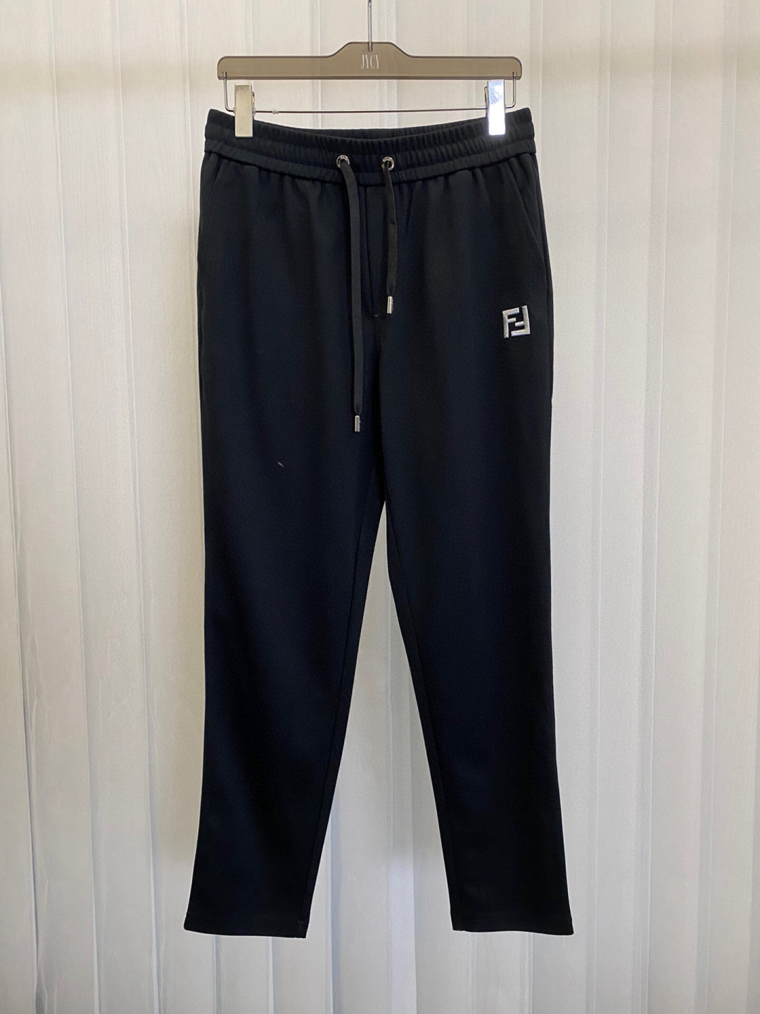 NO:411285,Fenjia 25 spring and summer men's new embroidery logo knitted casual trousers, with FF three-dimensional embroidery + back pocket decoration of new season elements of small monster Eyes embroidery design, drawstring elastic belt, waist elastic belt design, 300 grams of flexible twill fabric, elastic and drape; black, wheat color M~XXXL,,fendi,alexander wang19860909芬家 25春夏男装新款刺绣标识针织休闲长裤,正面左侧饰有FF立体刺绣+后幅贴袋饰新季元素小怪兽 Eyes刺绣设计,抽绳松紧腰带,腰部弹性松紧带设计,甄选300克重灵动斜纹面料,有弹性和垂感；黑色、小麦色 M～XXXL,,fendi,alexander wang,Men's clothing