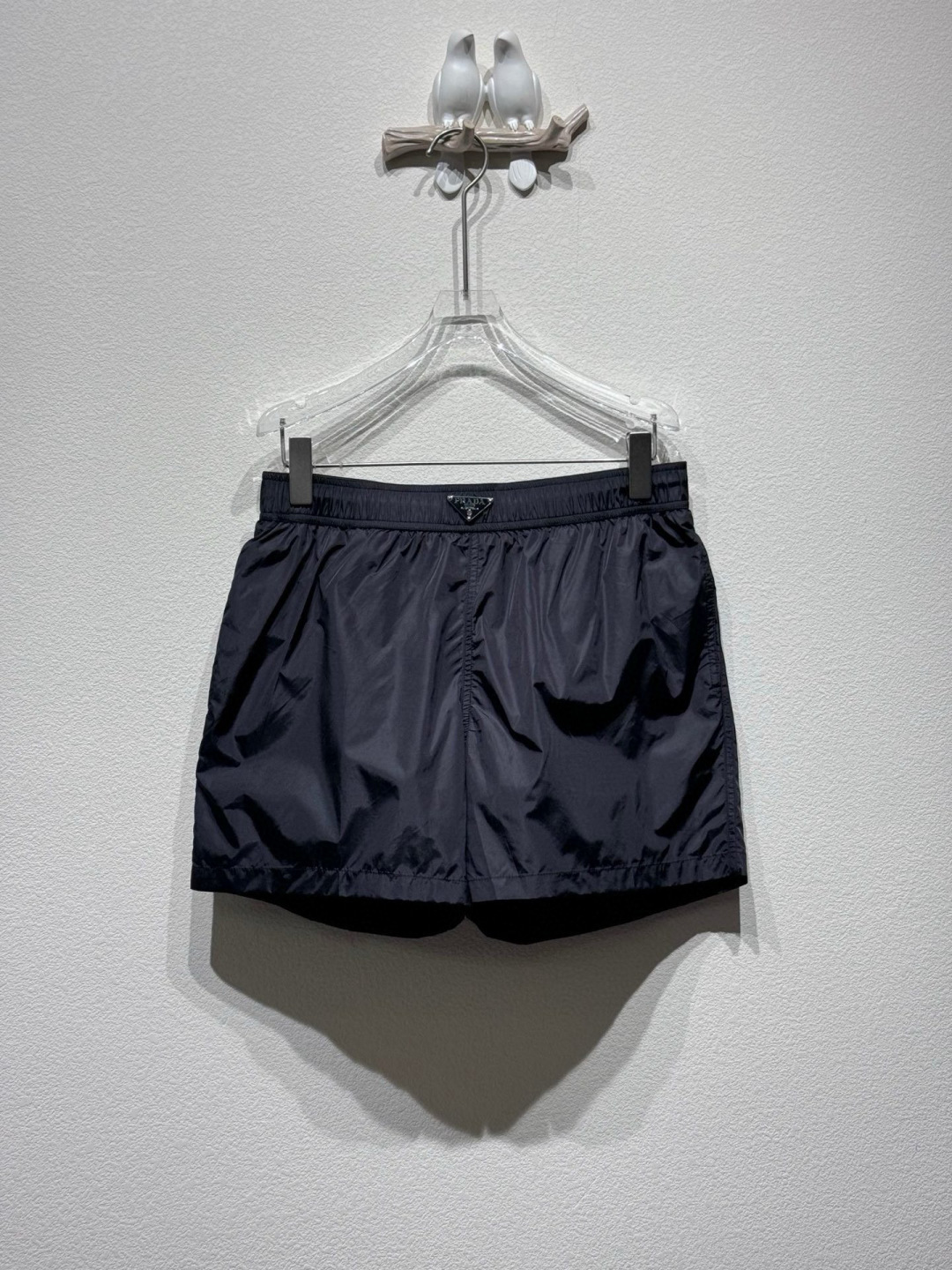 NO:411299,Prada 25 summer new men's enamel metal triangle logo nylon swimming trunk shorts, these shorts are decorated with the iconic enameled triangle metal logo at the waist, and the recycled nylon shorts are equipped with elastic rope waist, which can easily interpret sporty style and modern style; black royal blue S.M.L.XL,,prada,prada,shorts,alexander wang19860909Prada.普拉达 25夏季新品男士珐琅金属三角形徽标尼龙泳裤短裤,这款短裤腰头处饰以标志性的涂珐琅三角形金属徽标,再生尼龙短裤配有弹力束绳腰头、轻松穿搭便能诠释运动风范和现代格调；黑色 宝蓝 S.M.L.XL,,prada,prada,shorts,alexander wang,Men's clothing