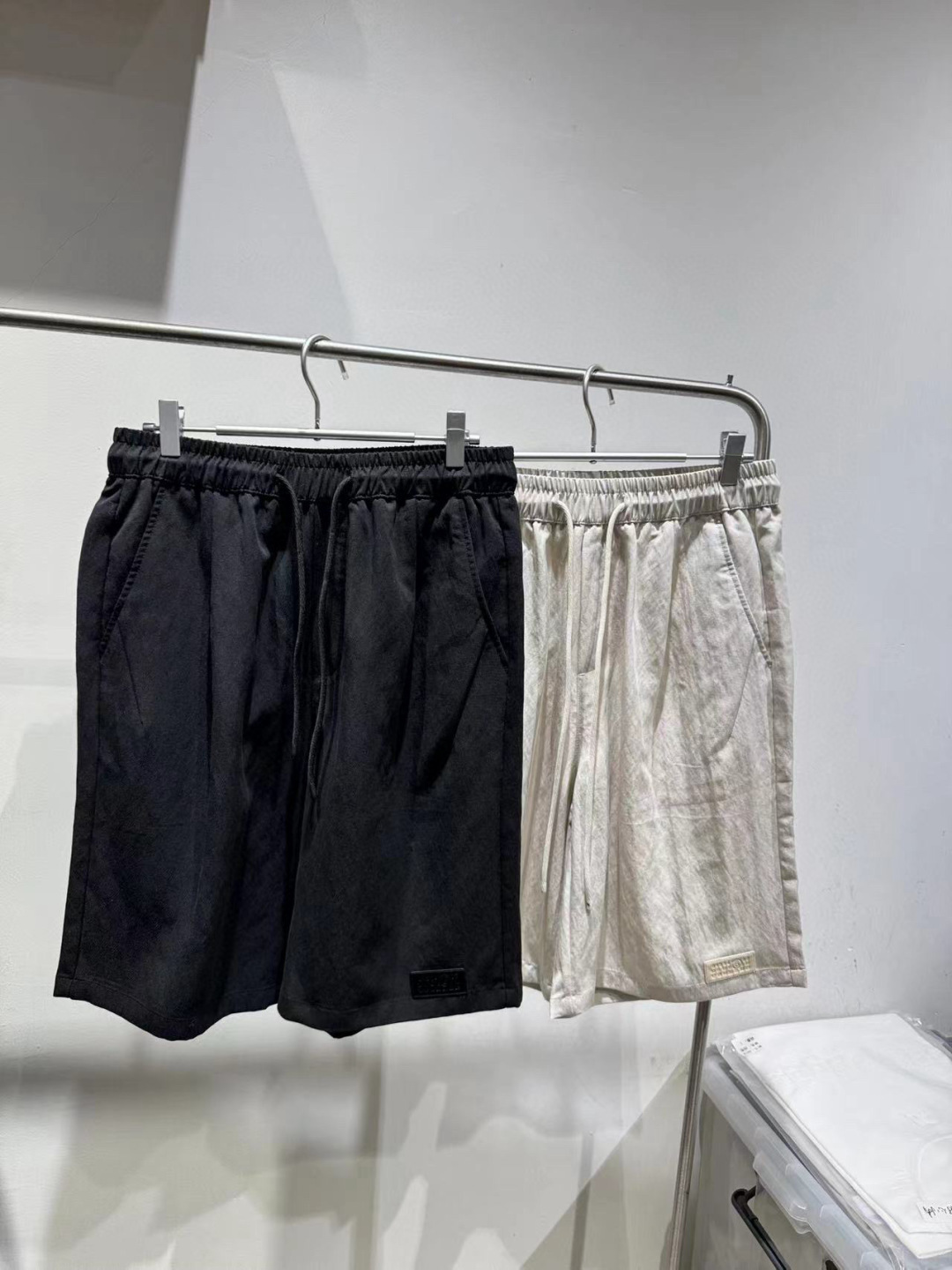 NO:411305,MM6 summer shorts are made of high-quality cotton fabric, skin-friendly and comfortable!  Perfect style!  A versatile style!  The front logo has a unique design, and the upper body effect is fashionable and full of vitality!  Code number M-4XL high-end goods, masion margiela, shorts, alexander wang19860909MM6夏季短裤采用优质棉质面料,亲肤舒适！版型完美！百搭款！前幅logo胶标设计别具一格,上身效果潮流时尚活力满满！码数M-4XL 高端货品,,masion margiela,shorts,alexander wang,Men's clothing