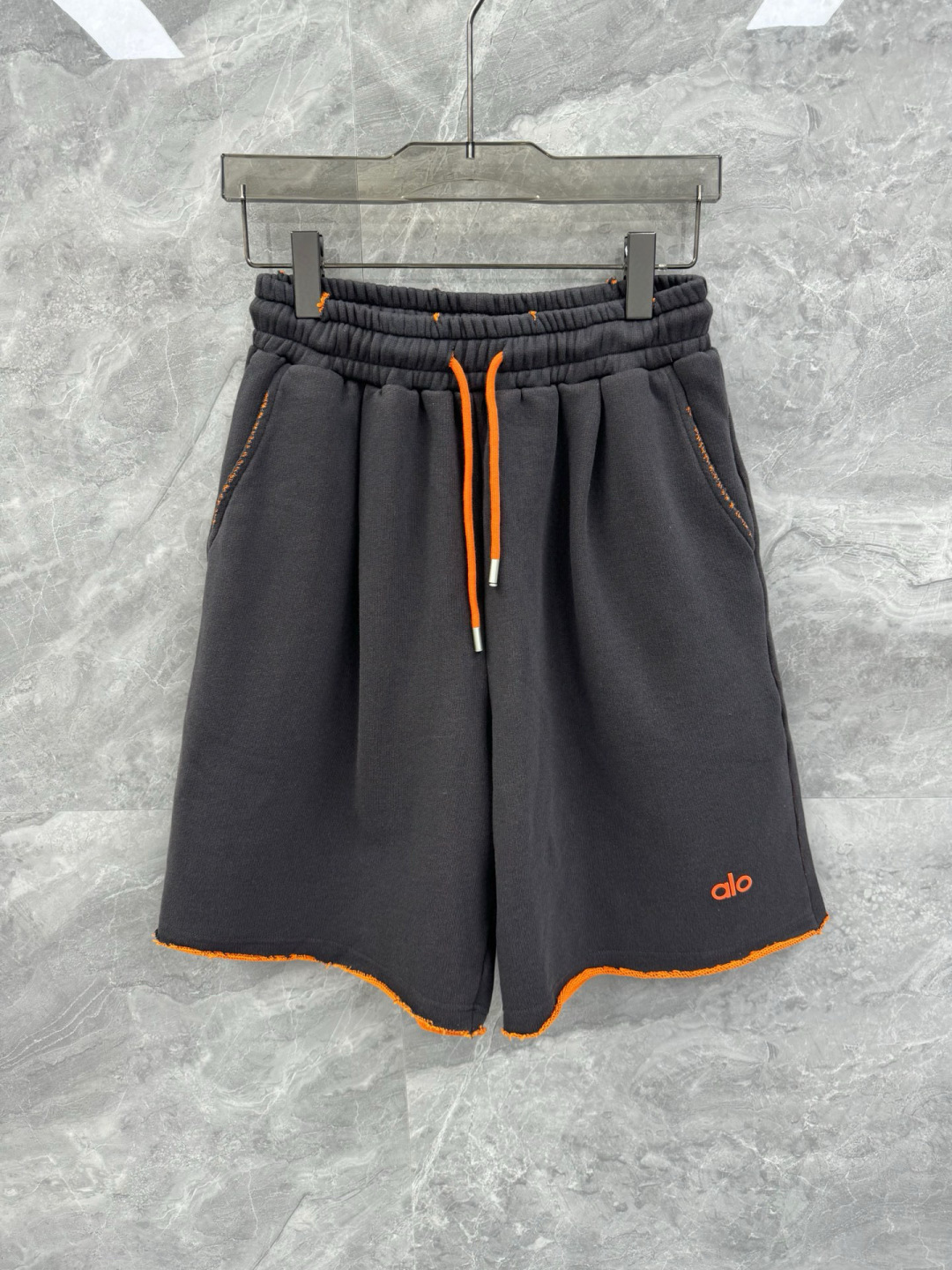 NO:411311,The new Alo Yoga color flocking letter printed sports shorts in spring and summer, and men's contrasting pure cotton loose cropped pants. The American upstart trend sports brand Alo has attracted countless fans in the past two years. Alo focuses on fashion tailoring, fits the current relaxed trend, fills the gap between professional sports and fashion, and creates a fashionable sports wear concept!  Unlike traditional yoga brands such as lululemon, Alo emphasizes more 'Mindful Lifestyle'. The product design combines sports functions and fashion elements. The target users are young people who pursue health and fashion, especially social celebrities and trend leaders called 'It Girl'. High-density knitted pure cotton material, flat and simple, with contrasting color fine mesh terry fabric inside, skin-friendly and refreshing. The softness and comfort of the fabric are also impeccable. You can know that the fabric and quality are definitely not ordinary LOW products. Atmospheric, natural, highly recognizable, and you will never make mistakes on the upper body!  Size S-XL Color Light Gray Dark Gray S S Waist 72-82 Hip circumference Pants Length 53 M Waist circumference 78-88 Hip circumference 126 Hip circumference 55 L Waist circumference 82-92 Hip circumference 130 Tip circumference 56 XL Waist circumference 86-96 Hip circumference 134 Tip circumference 58 Size recommended S S size within 130 catties, M size 130-145 catties, L size 145-160 catties, XL size 160-180 catties, shorts, alexander wang1986090925春夏新款Alo Yoga彩色植绒字母印花运动短裤,男士撞色纯棉宽松五分裤.美国新贵潮流运动品牌Alo在近两年吸粉无数.Alo注重时装化剪裁,贴合当下松弛感潮流,填补了专业运动与时尚之间的空白,打造潮流运动的穿着理念！ 与lululemon等传统瑜伽品牌不同,Alo更强调“正念生活方式”（Mindful Lifestyle）,产品设计融合运动功能与时尚元素,目标用户为追求健康、时尚的年轻群体,尤其是被称为“It Girl”的社交名流和潮流引领者. 高密针织纯棉材质,平整简约,内里撞色细网纹毛圈面料,亲肤透爽.面料的柔软性舒适性也都是无可挑剔的,随意对面料及品质就知道绝非一般LOW货.大气,自然,辨识度高,上身绝对不会出错！尺码S-XL 颜色浅灰 深灰 S码 腰围72-82 臀围 裤长53 M码腰围78-88 臀围126 裤长55 L码 腰围82-92 臀围130 裤长56 XL码 腰围86-96 臀围134 裤长58 尺码推荐130斤以内穿S码,130-145斤穿M码,145-160斤穿L码,160-180斤穿XL码,,shorts,alexander wang,Men's clothing