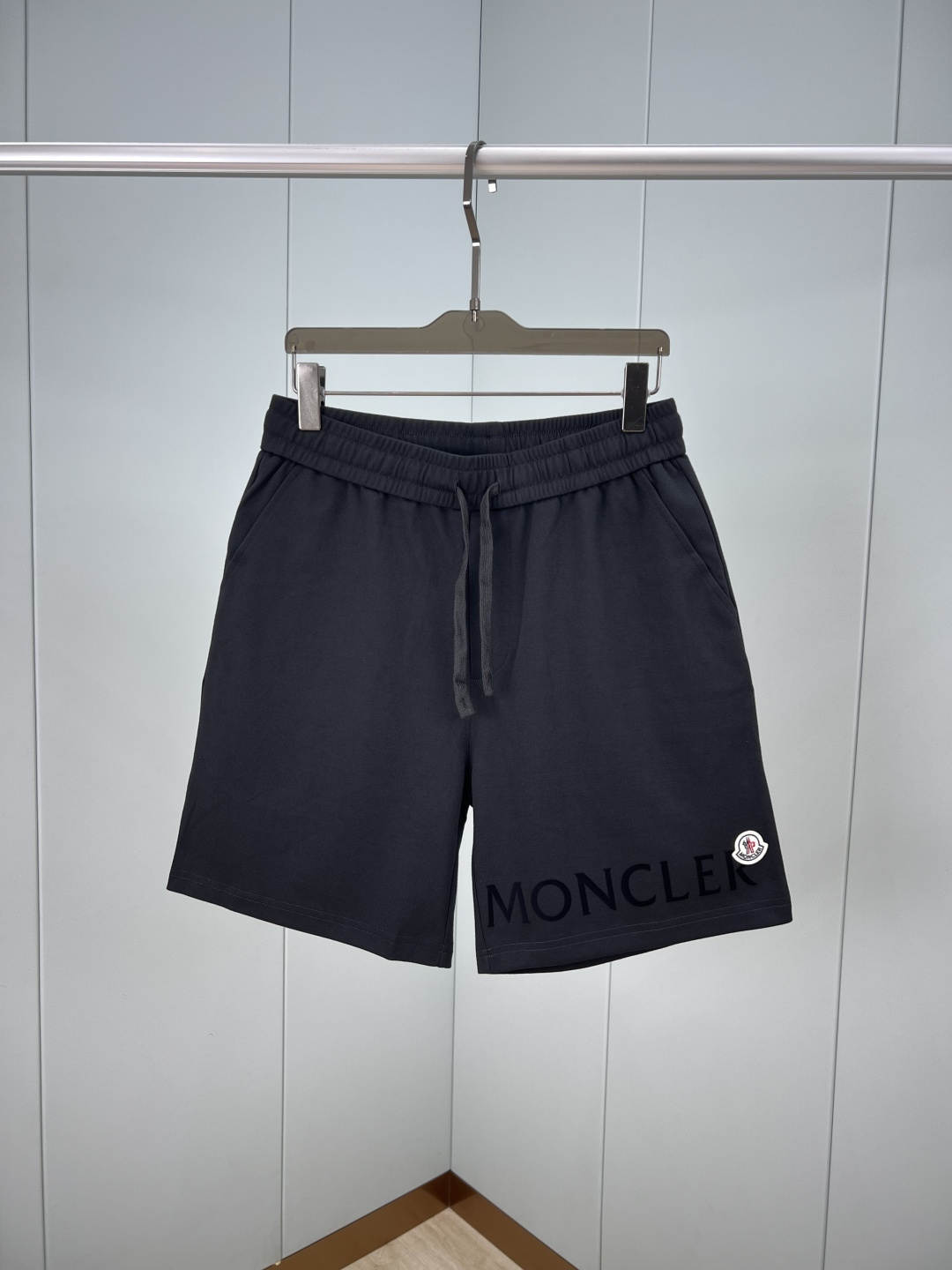NO:411325,Moncler. Summer Men's Brand Letter Flocking Logo Print Ice Oxygen Cotton Casual Shorts. The letters on the left side of the front and left side of the chest are designed with classic felt embroidered seals. The recognition is directly full. The elastic elastic waist with drawstrings, two side bags + back patch pockets are designed. Customized 240g heavy ice Oxygen Cotton fabric is cool, cool, quickly dry, straight and stylish, not easy to wrinkle. The highest 7A-level Sorona antibacterial performance!  A must-have shorts fabric in summer; three-color color black, light brown, navy blue M~XXXL, Moncler, shorts, alexander wang19860909Moncler.蒙口 夏季男士饰品牌字母植绒logo印花冰氧棉休闲短裤,正面左侧脚口边胸前字母由植绒印花设计加以经典毡艺刺绣章仔设计,辨识度直接拉满,弹性松紧腰边带抽绳,两个侧袋+背面贴袋设计,定制240克重冰氧棉面料,凉感冰皮.吸湿速干.挺阔有型.不易起皱.7A等级最高的索罗纳抗菌性能！夏季不可或少的一款短裤面料；三色配色黑色、浅褐色、海军蓝 M～XXXL,,Moncler,shorts,alexander wang,Men's clothing