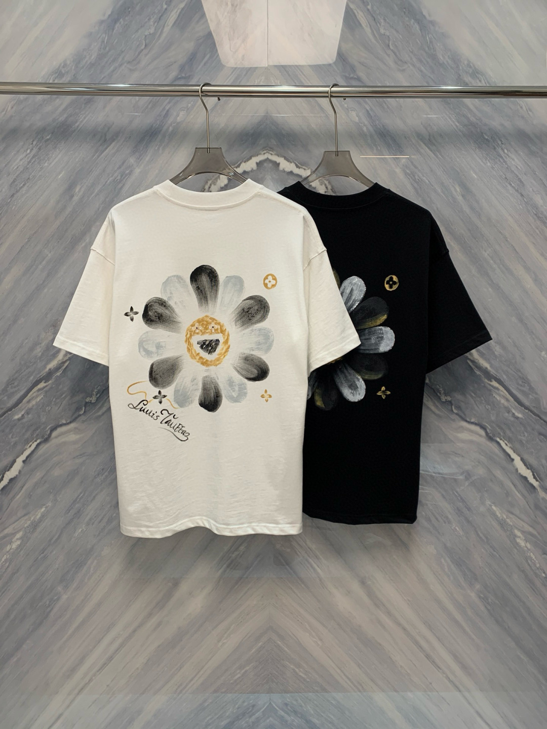 NO:411494,25 spring and summer new 1V sunflower round neck high gram heavy cotton short-sleeved T-shirt is a must-have item in summer wardrobe. The sunflower pattern design is full of vitality and enthusiasm. The round neck design is classic and durable, suitable for various occasions. The T-shirt is made of high gram heavy cotton fabric, soft and comfortable, breathable and sweat-absorbing, and can remain refreshing even in hot summer. Fine workmanship and wiring show quality. The clothing is moderate in style, neither too loose nor close to the body, suitable for people of all body shapes. The sunflower pattern adopts environmentally friendly printing technology, bright colors and not easy to fade, and can still maintain the beauty of the clothes after multiple washings. Whether it is matched with jeans, shorts or skirts, it can be easily controlled and shows different styles. This T-shirt is suitable for various outdoor activities, such as walking, running, traveling, etc., and is also a good choice for daily outfits. Color: Black White Size: XS-XL  XS: Bust 112 Length 73 Shoulder width 55 Sleeve length 20 S: Bust 116 Length 74 Shoulder width 56 Sleeve length 21 M: Bust 75 Shoulder width 57 Sleeve length 22 L: Bust 124 Length 76 Shoulder width 58 Sleeve length 23 XL: Bust 77 Shoulder width 59 Sleeve length 24,,skirts,shorts,jeans,T-shirt,tees,t-shirt,alexander wang1986090925春夏新品1V太阳花圆领高克重棉质短袖T恤,是夏季衣橱的必备单品.太阳花的图案设计充满了活力和热情,圆领设计经典耐看,适合各种场合穿搭.T恤采用高克重棉质面料,柔软舒适,透气吸汗,即使在炎热的夏天也能保持清爽.精细的做工和走线,彰显品质.衣物的版型适中,既不会过于宽松也不会紧贴身体,适合各种身材的人群. 太阳花图案采用环保印花技术,颜色鲜艳且不易褪色,多次洗涤后依然能保持衣物的美观.无论是搭配牛仔裤、短裤还是裙子,都能轻松驾驭,展现出不同的风格.这款T恤适合各种户外活动,如散步、跑步、旅行等,同时也是日常穿搭的不错选择. 颜色:黑色 白色 尺寸:XS-XL XS: 胸围112 衣长73 肩宽55 袖长20  S: 胸围116 衣长74 肩宽56 袖长21  M: 胸围 衣长75 肩宽57 袖长22  L: 胸围124 衣长76 肩宽58 袖长23  XL: 胸围 衣长77 肩宽59 袖长24,,skirts,shorts,jeans,T-shirt,tees，t-shirt,alexander wang,Men's clothing