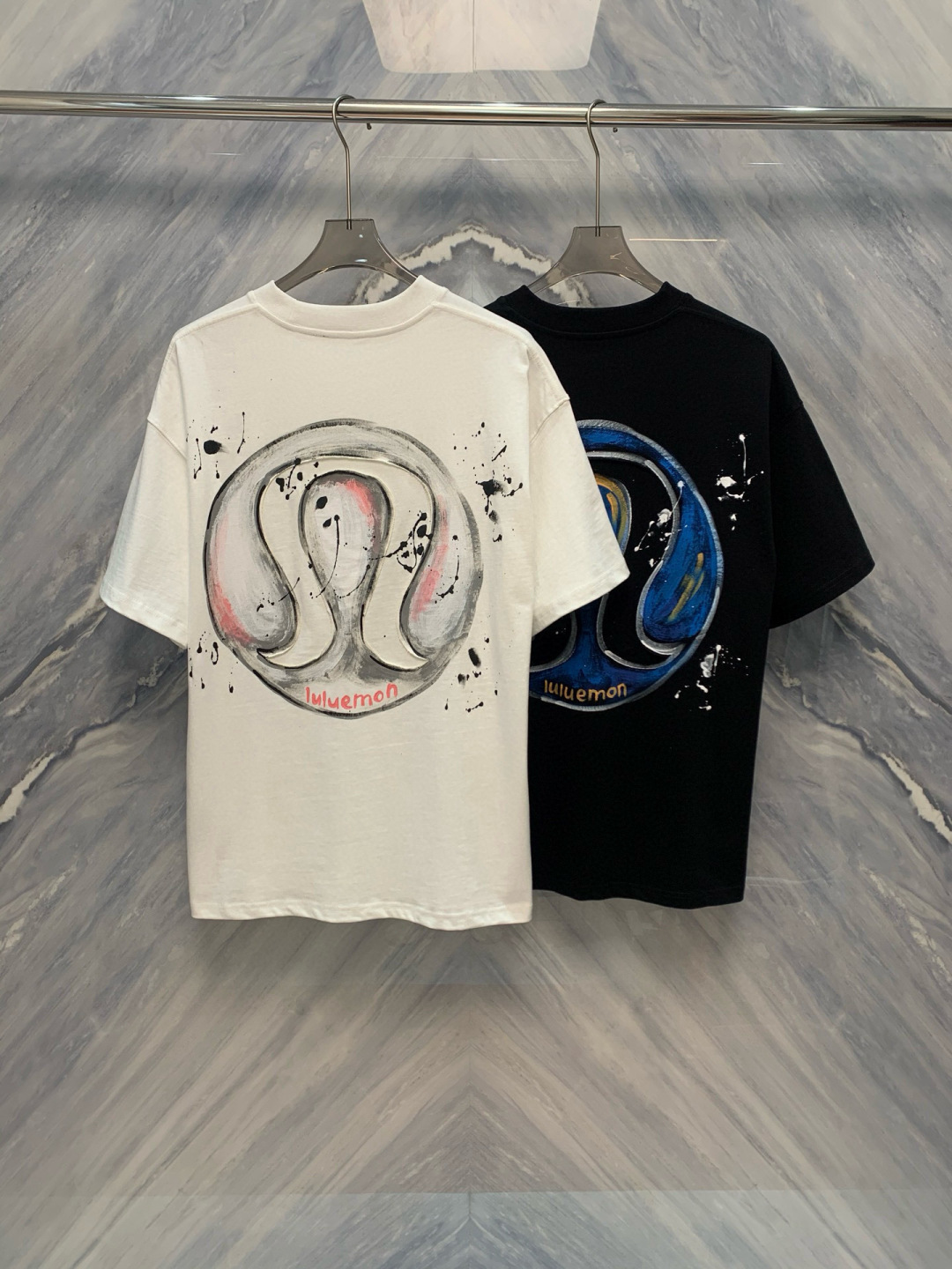 NO:411500,For the OEM factory order, only a batch of new products from the 10-spring and summer LULU graffiti Gaoke heavy short-sleeved T-shirts have become the favorite of fashion trendy people with their unique design and excellent quality. This T-shirt is made of high-heavy pure cotton fabric, with a thick texture, soft feel, comfortable to wear and good durability. Its iconic graffiti patterns are carefully created by well-known artists, with bright colors and full personality, showing a strong street culture atmosphere. The graffiti on each T-shirt is a unique work of art, giving the wearer a unique charm.  The neckline and cuffs adopt fine double-needle edging technology to ensure that the clothes are not deformed for a long time and maintain the aesthetics of the clothes. The straight-tube style design is suitable for daily casual matching, and can show your unique taste and fashion attitude. Choosing a LULU graffiti high-weight short-sleeved T-shirt is not only a piece of clothing, but also a pursuit of art and free expression. Color: White Black Number of sizes: S M L XL S: Bust 116 Long 73 Long 55 Long 21 M: Bust 74 Long 56 Long 22 L: Bust 124 Long 75 Long 57 Long 23 Long 23 Long 8 Long 8 Long 8 Long 8 Long 8 Long 8 Long 8 Long 8 Long 8 Long 8 Long 8 Long 8 Long 8 Long 8 Long 8 Long 8 Bust 116 Long 8 Long 8 Long 8 Long 8 Long 8 Bust 116 Long 8 Long 8 Long 8 Long 8 Bust 116 Long 8 Long 8 Long 8 Long 8 Bust 116 Long 8 Long 8 Long 8 Bust 116 Long 8 Long 8 Long 8 Bust 116 Long 8 Long 8 Long 8 Bust 116 Long 8 Long 8 Long 8 Bust 118 Long 8 Long 8 Bust 118 Long 8 Long 8 Long 8 Bust 118 Long 8 Long 8 Bust 118 Long 8 Long 8 Bust 118 Long 8 Long 8 Long 8 Bust 118 Long 8 Long 8 Bust 118 Long 8 Long 8 Long 8 Bust 118 Long 8 Long 8 Bust 118 Long 8 Long 8 Bust 118 Long 8 Long 8 Bust 118 Long 8 Long 8 Bust 118 Long 8 Long 8 Bust 118 Long 8 Long 8 Bust19860909代工厂订单,仅有一批10春夏新品LULU涂鸦高克重短袖T恤以其独特的设计和卓越的品质,成为时尚潮人的心头好.这款T恤选用高克重纯棉面料,质地厚实,手感柔软,穿着舒适且具有良好的耐久性.其标志性的涂鸦图案由知名艺术家精心创作,色彩鲜明、个性十足,彰显出强烈的街头文化气息.每一件T恤上的涂鸦都是独一无二的艺术作品,赋予穿着者与众不同的魅力. 领口和袖口采用精细的双针包边工艺,确保长时间穿着不变形,保持衣物的美观度.直筒版型设计,既适合日常休闲搭配,都能展现出个人的独特品味和时尚态度,选择LULU涂鸦高克重短袖T恤,不仅是选择了一件衣服,更是选择了对艺术和自由表达的追求. 颜色:白色 黑色 码数:S M L XL S: 胸围116 衣长73 肩宽55 袖长21  M: 胸围 衣长74 肩宽56 袖长22  L: 胸围124 衣长75 肩宽57 袖长23  XL: 胸围 衣长76 肩宽58 袖长24,,T-shirt,tees，t-shirt,alexander wang,Men's clothing