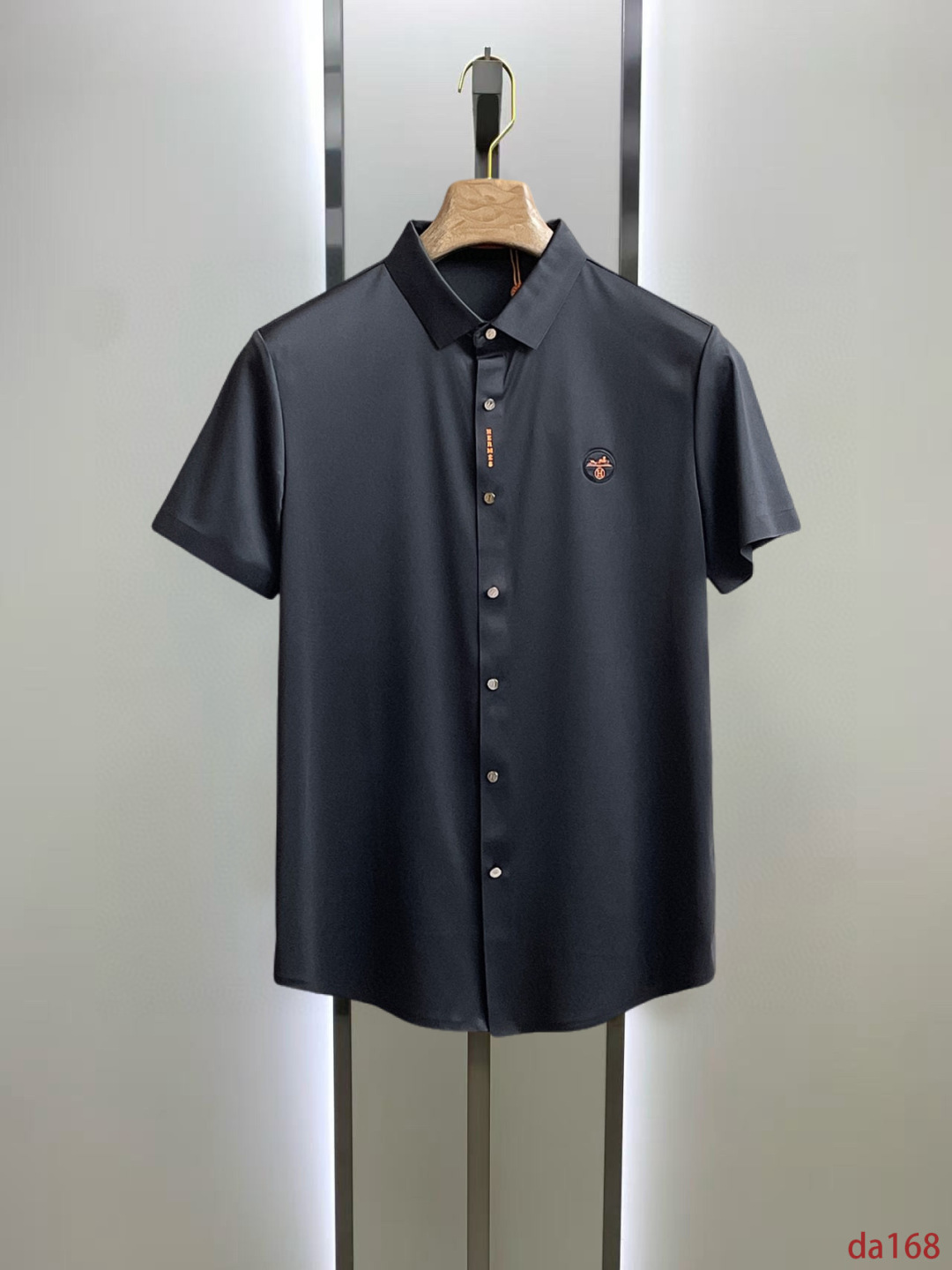 NO:411511,Hermes High-end Business White-collar workers are a must-have item for people in the unit!  Seal-free pressed glue ice silk casual business short-sleeved shirt, technological fabric, ice silk traceless, very good body feel, smooth feel and great texture!  Good elasticity, no sense of restraint, the fabric has its own breathable mesh, moisture absorption and sweating, quick drying and keeping it dry, small lapel placket-breasted design, showing a straight posture, not soft pedal, simple style, can be used for business and leisure, highly recommended!  High-elastic ice silk, the touch is as smooth as jade silk, clean and neat, and elegant and gentlemanly. The high-end materials are the key to the fabric, the quality control must be used. The feel is extremely delicate and smooth, the fabric has a good gloss and upper body skeleton feel, so we can greet mature and quality men's clothing!  Sweat in summer and dry in seconds, a brand new experience Business commuting and leisure M-4XL, hermes,shirts,T-shirt,alexander wang19860909爱马仕 高端商务 白领 单位人士必入单品！ 无痕压胶冰丝休闲商务短袖衬衫,科技面料,冰丝无痕,体感非常棒,手感顺滑质感很棒！弹性好,无任何束缚感,面料自带透气网孔,吸湿排汗,速干保持干爽,小翻领门襟排扣设计,展露挺拔姿态,不软踏,简约款式,商务休闲都可驾驭,强烈推荐！高弹冰丝,触感堪比玉蚕丝一样丝滑,干净利落,儒雅绅士风度.高级材质,重点就是面料上,品控的必上,手感极其细腻光滑,面料光泽感和上身骨架感好,打招成熟品质男装！夏天出汗秒干,全新体验 商务通勤休闲 M-4XL,,hermes,shirts,T-shirt,alexander wang,Men's clothing