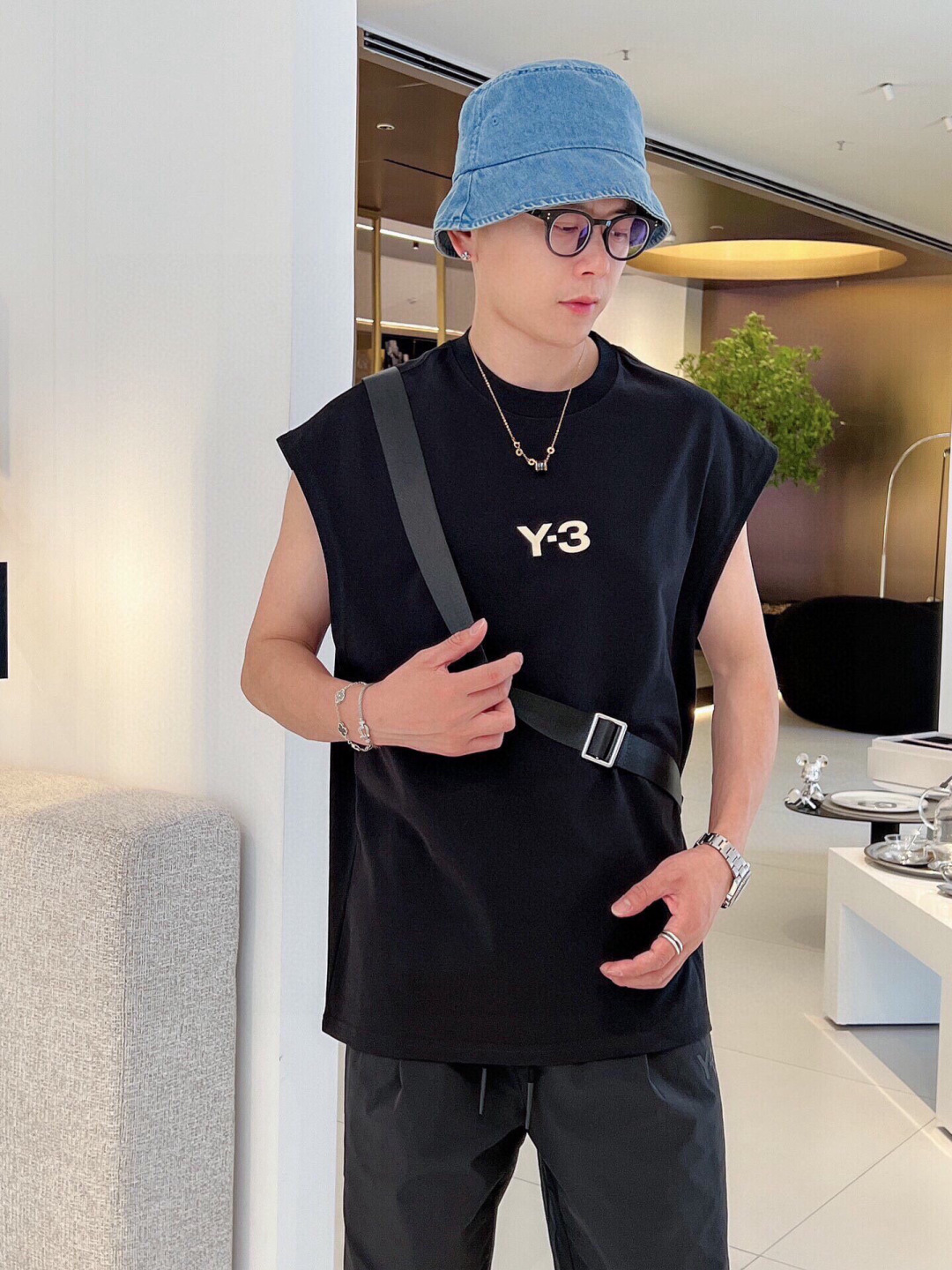 NO:411530,The new Y3 summer vest is made of high-quality fabric, which is super soft and skin-friendly!  Logo flocking prints, design embellishments, neat and meticulous inner line, fashionable and fashionable on the upper body!  High-end and versatile style, with visible quality!  S-XL color black, white, alexander wang19860909Y3夏季新款背心采用优质面料,超级柔软亲肤！标识植绒印花 设计点缀,内里走线工整细致,上身时尚潮流！高端百搭款,品质可见！码数S-XL颜色黑,白,,alexander wang,Men's clothing