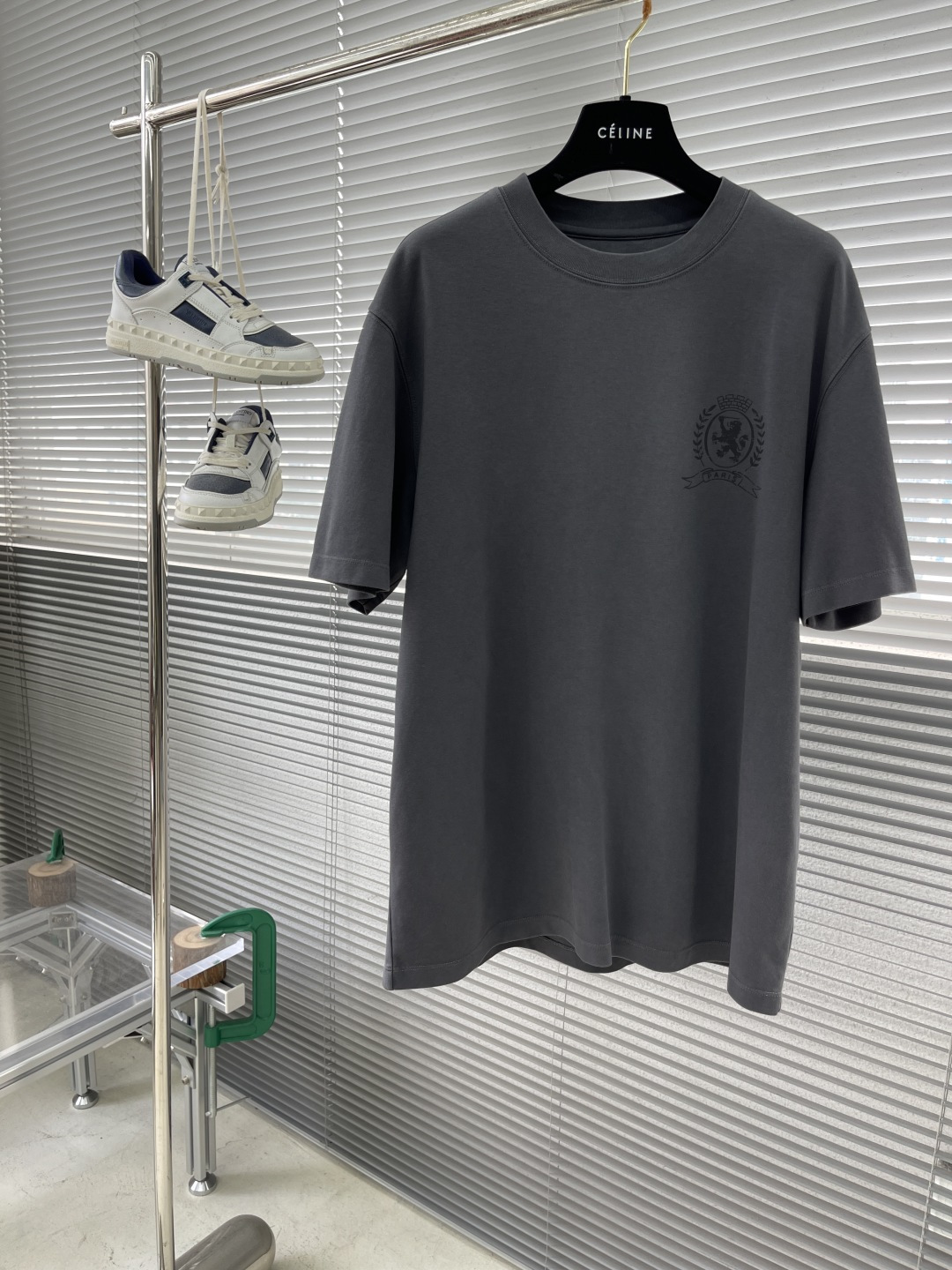 NO:411497,Balenciag2025ss Spring and Summer Short Sleeve Series Size: M-5XL Size: Micro-wide Short Sleeve T Ingredients: Roman cotton plain fabric, 245 grams, the fabric texture is flat and clear, the feel is crisp and stylish, the texture is unique, the structure is stable: the whole piece is made of environmentally friendly dyeing technology (except white), full of retro feeling, the pattern adopts retro hand-painted printing techniques, full of trendy brand feeling, balenciaga, T-shirt, alexander wang19860909Balenciag2025ss春夏短袖系列 尺码:M-5XL 版型:微阔短袖T 成份:罗马棉平纹面料,245克重,面料纹路平整清晰,手感挺括有型,质感独特,结构稳定工艺:整件是做环保染色工艺（白色除外）,复古感十足,图案又采用复古手绘印花手法,潮牌感十足,,balenciaga,T-shirt,alexander wang,Men's clothing