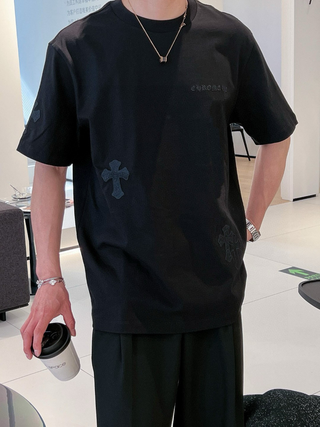 NO:411503,Spring and summer 2025!  High-end embroidery series, small wide round neck short-sleeved T-shirt, different craftsmanship presents a different sense of fashion. Embroidery logo design, this year's embroidery has more details than in previous years. Different from the general materials on the market, the fabric control is highly recommended, it is crisp and not stiff, it is not loose, it is high-end and comfortable to wear, customer-supplied woven fabrics, 100 long wool cotton, high number of branches, overall dyeing, and other advantages of ordinary fabrics, washing without soft couches, etc., the touch is soft and can also take into account the crisp feeling, slightly wide style. The knitted threaded collar is slightly fitted with the neck, and the upper body feels more fashionable. JF98059, color black white iron gray, size M-3XL, try on 172-148, suitable for wearing L, size M shoulder width 48 bust 108 long 72 sleeve length 24;  L size shoulder width 49 bust 112 garment length 73 sleeve length 24.5; XL size shoulder width 50 bust 116 garment length 74 sleeve length 25; XXL size shoulder width 51 bust 120 garment length 75 sleeve length 25.5; 3XL size shoulder width 52 bust 124 garment length 76 sleeve length 26;, T-shirt,tees,t-shirt,alexander wang198609092025春夏！高端刺绣系列 微阔型圆领短袖T恤 , 不同工艺呈现不一样的时尚感 刺绣标志设计,今年刺绣比往年更有细节亮点 区别市面一般料,面料控强烈推荐,挺括不僵硬,久穿不松垮,高档不失舒适,客供订织的面料,成分100长绒棉,支数高,整体的染色性,跟耐穿性区别一般的面料,水洗不软榻等优点,手感松软的同时又能很好的兼顾挺括感,微阔的版型.针织螺纹领 领部微微贴合颈部 上身感更加潮流时尚 JF98059,颜色 黑色 白色 铁灰色 码数M-3XL, 试穿172-148 穿L合适 M码肩宽48胸围108衣长72袖长24； L码肩宽49胸围112衣长73袖长24.5； XL码肩宽50胸围116衣长74袖长25； XXL码肩宽51胸围120衣长75袖长25.5； 3XL码肩宽52胸围124衣长76袖长26；,,T-shirt,tees，t-shirt,alexander wang,Men's clothing