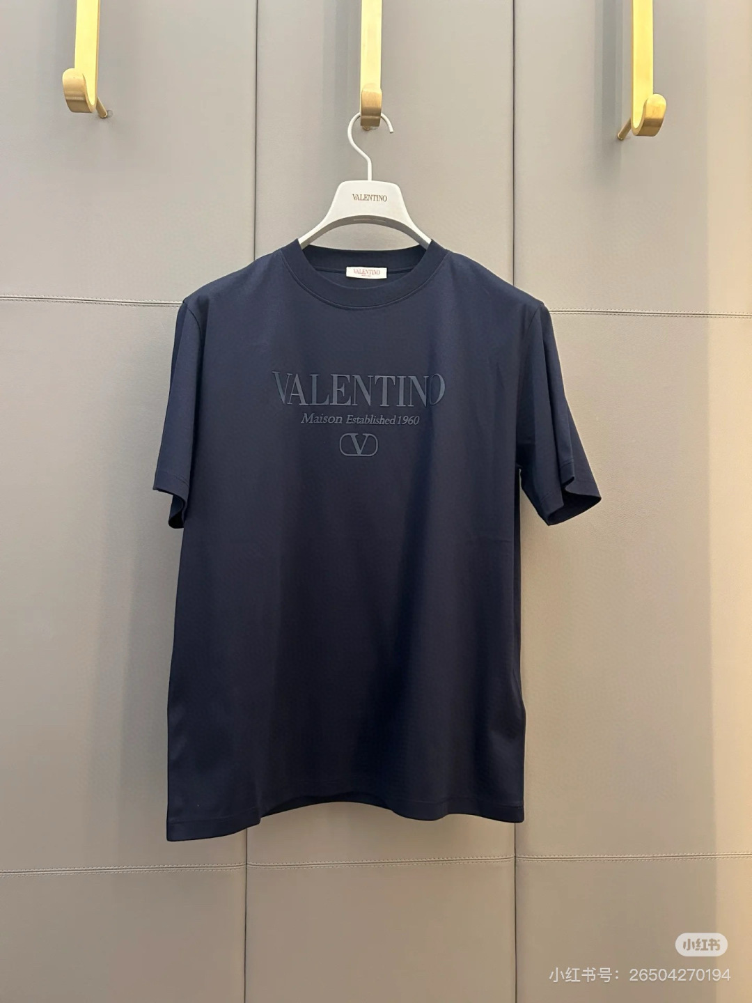 NO:411519,Valentino Spring and summer new product, same-color brand full letter logo three-dimensional printed logo short-sleeved T-shirt, using customized 80 double-strand mercerized cotton fabric; black and white M-3XL (customizable 4XL and 5XL), valentino, valentino, T-shirt, tees, t-shirt, alexander wang19860909Valention.华伦天奴 春夏新品同布色品牌全字母logo立体印花标识短袖T恤,采用定制80支双股丝光棉面料；黑色 白色 M-3XL（可定制4XL、5XL）,,valentino,valentino,T-shirt,tees，t-shirt,alexander wang,Men's clothing
