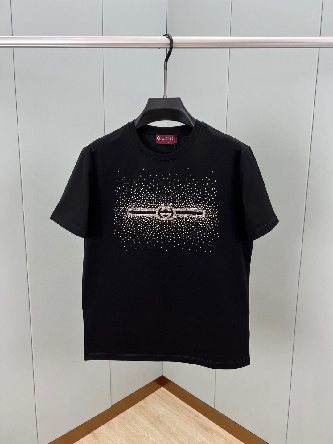 NO:411525,Gucci 25 spring and summer new product for men and women embellished interlocking double G star crystal short-sleeved T-shirt, embellished with dazzling details, injecting unique and innovative products into the brand's classic style, using customized 80 double-strand mercerized cotton fabric; black and white Khaki M-XXXL (black and white customizable 4XL, 5XL), gucci, T-shirt,tees, t-shirt,alexander wang19860909Gucci 25春夏新品男女同款缀饰互扣式双G满天星水晶短袖T恤,缀饰耀目细节的系列精选单品为品牌经典风格注入别致新意,采用定制80支双股丝光棉面料；黑色 白色 卡其 M-XXXL（黑白可定制4XL、5XL）,,gucci,T-shirt,tees，t-shirt,alexander wang,Men's clothing