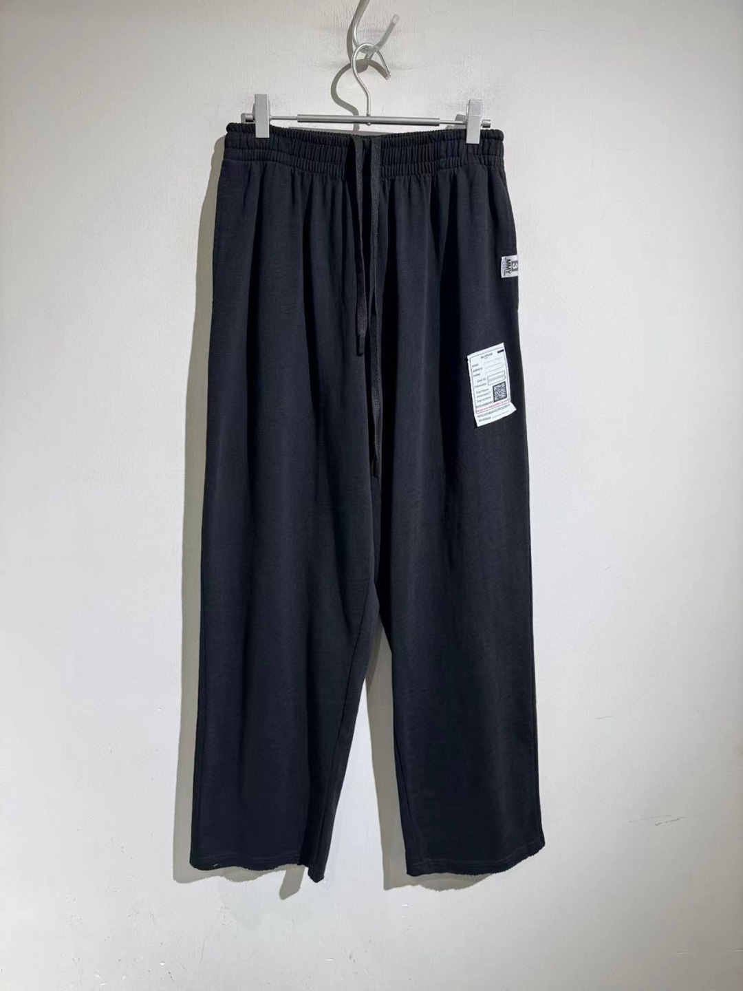 NO:411544,mmy bamboo joint cotton straight drawstring sweatpants, black webbing design on the same color on the side... Natural and comfortable, export custom-made foreign tail fabrics. The overall simple and casual and loose style. All-match magic pants. Size m-3xL..m size waist 74-84 hip circumference 134 pants length 106. Other size waist circumference hip circumference 4-5cm. Each size difference is 1.3cm., alexander wang19860909mmy 竹节棉直筒抽绳卫裤,侧边同色系黑色织带设计… 自然 舒适性都很好,出口定制老外尾货面料.整体简单 又是随性宽松的风格.百搭神裤.尺码m-3xL..m码腰围74-84 臀围134 裤长106.其他码腰围臀围4-5cm 裤长每码相差1.3cm,,alexander wang,Men's clothing