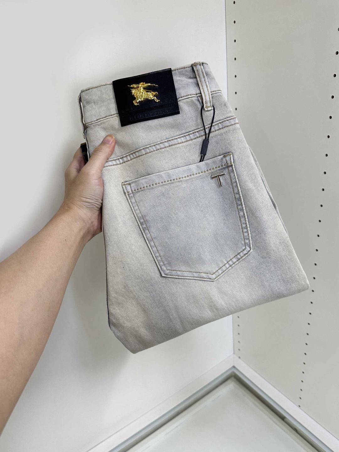 NO:411560,Burberry New style and new products available in counters. The original 1:1 product for physical stores, suitable for all ages. The highest version of imported European fabrics in Europe. It is comfortable, soft and skin-friendly, with super cool and fashionable and versatile effect, straight and stylish, a must-have for the wardrobe!  Suitable for any occasion Size 29-38, burberry, burberry, jeans, alexander wang19860909Burberry巴宝莉 新款新品 专柜有售 实体店极品牛仔裤专柜原版1:1好货,适合各个年龄段.市场最高版本的欧洲进口面料.舒适柔软亲肤,上身效果超级棒时尚百搭,笔挺有型,衣橱必备！适合任何场合穿着 尺码29-38,,burberry,burberry,jeans,alexander wang,Men's clothing