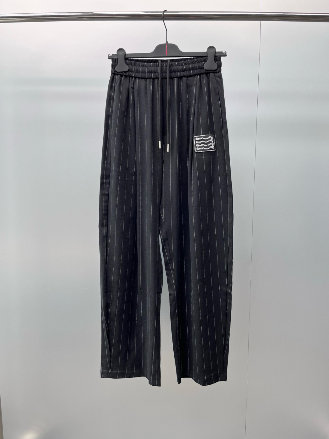 NO:411576,The new summer casual pants of Dawang are made of imported cotton and linen. The fabric feels soft and smooth, has good shape retention, and is quite recognizable. The elastic and elastic waist drawstring design is designed. The trouser body is just right and it is not easy to wrinkle. The side decoration is embellished with Dawang logo and the vertical strips of the pants are designed, which is super durable and versatile!  Code number M-XXXL, alexander wang, alexander wang19860909大王夏季新款休闲裤,采用进口棉麻料,面料手感柔软滑润、保型性好、辨识度颇为鲜明,弹性松紧腰边抽绳设计,裤身弹性恰到好处,并且不易起皱.侧边饰有大王标识点缀,裤子竖条设计,超级耐看百搭！码数M-XXXL,,alexander wang,alexander wang,Men's clothing