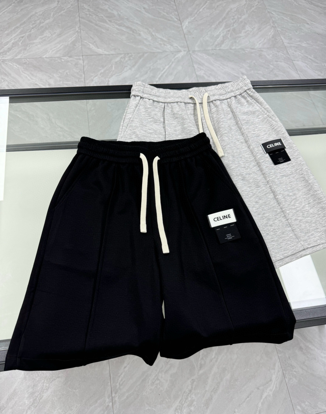 NO:411603,25 Spring and Summer New CEL silicone nameplate label air-layer five-quarter pants, urban minimalist and versatile casual shorts for men. The latest products of the retro series are on the shelves, with simple and high-end temperament style, low-key and luxurious quality. High-end double-layer air-layer fabric, trouser silicone nameplate label logo embellished in it, perfectly creating a high-street style and attributes, and a top-quality pants that are also incomparable to appearance and temperament. A fashionable product with excellent specifications and appearance performance, and a single product that can easily perceive taste and fashionable charm!  The overall design is loose OV style, and the silicone nameplate label logo embellishes it, which is very recognizable. With its super hotness as it is, the popularity of this trouser is inevitable. You can wear the style you want with random convexity. The authentic trendy items are all trendy!  Both men and women can easily control it without picking at all, and the age-reducing effect is excellent!  Select high-end double-layer air-layer fabrics, fit and comfortable, the texture brought by the top air-layer material is soft and delicate, traceless, dust-proof, no iron-proof, three-dimensional and stylish, and top-level dressing enjoyment. Create a unique sense of fashion, combining classic and fashionable fashion, and matching high-end items with obvious performance!  Size M-3XL Color Black Gray M Waist 70-80 Hip circumference 110 Pants Length 52 L Waist circumference 74-84 Hip circumference 114 Pants Length 53 XL Waist circumference 78-88 Hip circumference 118 Pants Length 55 2XL Waist circumference 82-92 Hip circumference 122 Pants Length 56 3XL Waist circumference 88-98 Hip circumference 126 Pants Length 58 Size Recommended M Sizes within 130 catties, L Size 130-catties, L Size 160-175 catties, 2XL Size 175-190 catties, 3XL Size, shorts, alexander wang1986090925春夏新款CEL硅胶铭牌标签空气层五分裤,男士都市极简百搭休闲短裤.复古系列最新产物上架,简约高级的气质风范,低调奢华品质感.高端双层空气层面料,裤身硅胶铭牌标签logo点缀其间,完美打造高街风格与属性的单品,颜值与气质同样不可匹敌的极品裤装. 规格与颜值性能绝佳的时髦产物,轻松能够感知品味与时髦韵味的单品！整体采用宽松OV风剪裁设计,硅胶铭牌标签logo点缀其间,极具辨识度.加上其如日中天般的超强热度,此款裤装的火爆也是必然,随意凹凸就能穿搭出自己所要的风格,地地道道的潮款单品,举手投足皆是潮流气息感！无论男女均可轻松驾驭一点也不挑人,并且减龄效果更是十分出色！ 臻选高端双层空气层面料,贴身舒适,顶级空气层材质带来的质感柔软细腻,无痕防尘免烫立体有型,顶级的穿衣享受.打造别具一格的时尚韵味感,经典与时髦的时尚结合,搭配性能显而易见的高奢单品！尺码M-3XL 颜色黑色 灰色 M码 腰围70-80 臀围110 裤长52 L码 腰围74-84 臀围114 裤长53 XL码腰围78-88 臀围118 裤长55 2XL码 腰围82-92 臀围122 裤长56 3XL码 腰围88-98 臀围126 裤长58 尺码推荐 130斤以内穿M码,130-斤穿L码,-160斤穿XL码,160-175斤穿2XL码,175-190斤穿3XL码,,shorts,alexander wang,Men's clothing