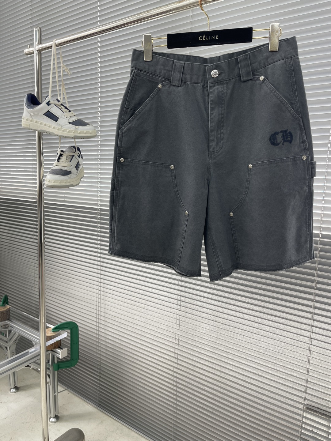 NO:411562,CH Croxin 25ss Spring and Summer Series Casual Shorts Size M-3XL Pure cotton swab fabric, pure cotton, special weaving technology, forms tight and neat patterns, giving it excellent wear resistance. Washing and washing make the cloth uneven color, giving the subtle layering in the color to increase texture. Croque classic logo three-dimensional imitation hand embroidery embroidery + back pocket inlaid with aging. CH scroll hardware, chrome hearts, shorts, alexander wang19860909CH 克罗心25ss春夏系列休闲短裤 码数M-3XL 纯棉珠帆面料,纯棉,特殊的编织工艺,形成紧密且整齐的纹路,赋予其卓越的耐磨性能.成衣洗褪使布面颜色色不均匀,赋予颜色上细微的层次感增加质感 克罗经典logo立体仿手绣刺绣+后面口袋镶有做旧.CH卷轴五金,,chrome hearts,shorts,alexander wang,Men's clothing