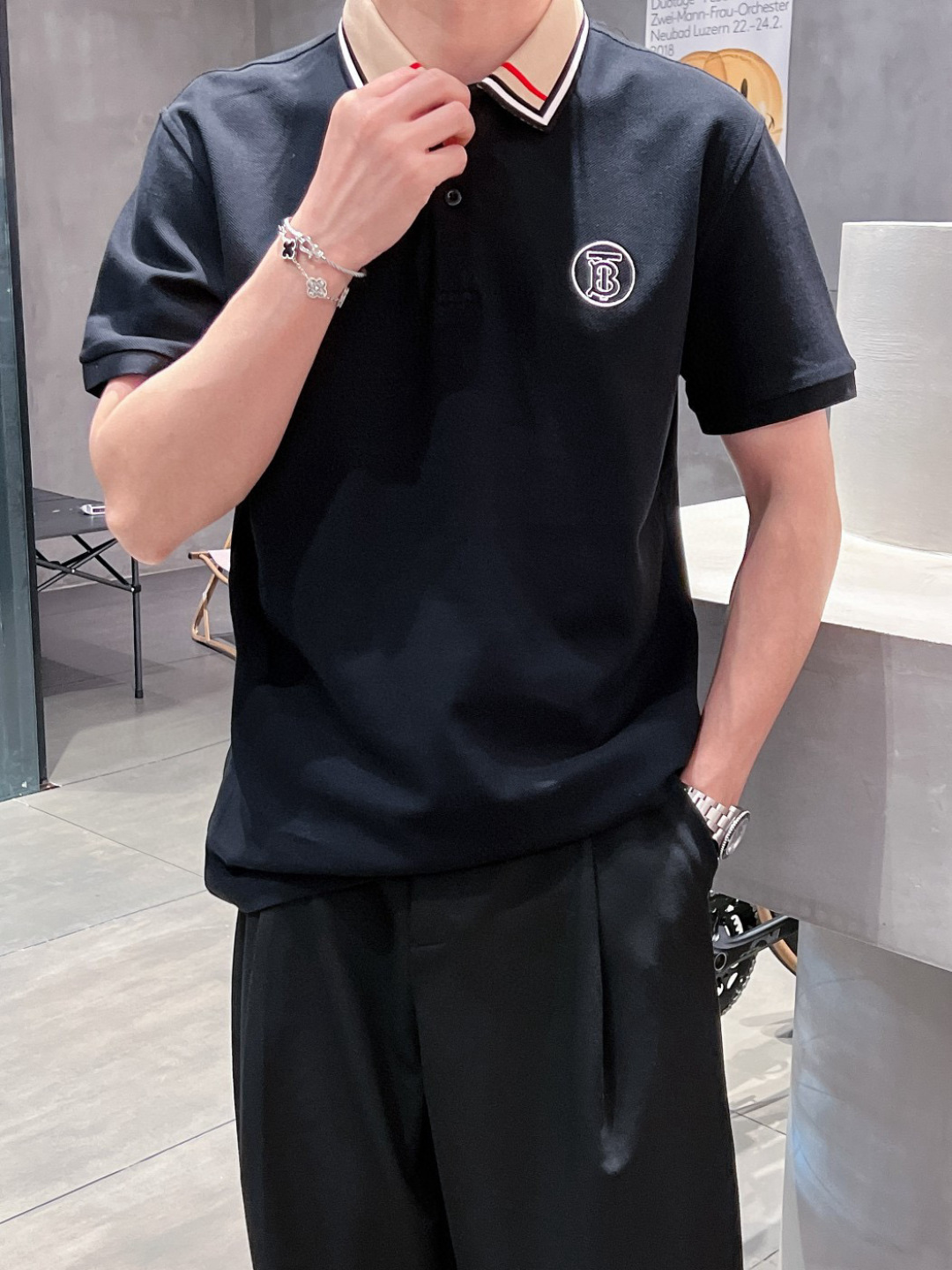 NO:411604,Burberry 2025ss summer new letter logo men's lapel Polo shirt!  Classic business men's style, high-end men's style at the ceiling level of business men's style!  Simple, fashionable and elegant, single-wearing inner wear is decent, quality control/detail control takes away, low-key, luxurious and connotative!  Customer-supplied fixed mesh flooring cotton cloth is carefully made, the surface of the fabric is evenly arranged and neatly arranged, with excellent breathability and heat dissipation and sweat resistance, and the comfort level of the upper body is completely better than that of ordinary single-sided sweat cloth tissue!  The classic brand LOGO logo on the chest is created with top-level craftsmanship. The LOGO has three-dimensional, clear and full texture, and is an extraordinary product in the classic field whether it is inner wear or single wear!  The exquisite cutting process, the processing of every detail is very standard and delicate, and it is comparable to that of ordinary LOW products on the market. Men must enter the basic versatile Polo shirts!  Multi-color Size M-3xl, Burberry, Alexander wang19860909巴宝莉 2025ss夏季新款字母logo男士翻领Polo衫！经典商务男款,高端男装的天花板级别的商务男款！简约时尚大气不失优雅,单穿内搭体面过人,品质控/细节控的闭眼带走,低调又奢华有内涵！ 客供定织网眼珠地棉布精心制成,面料表面排列均匀整齐的网眼纹理,透气性和散热排汗性极佳,上身舒适程度完全优于普通单面汗布组织！胸前经典的品牌LOGO标识,采用顶级工艺打造,LOGO立体清晰饱满,质感非凡的特质,无论是内搭还是单穿都是一款经典领域的产品！精妙绝伦的裁剪工艺,每一个细节处理的非常标准细腻,非市面一般LOW货可以媲美的,男士必入基础百搭款Polo衫推荐！ 颜色多颜色 尺码M-3xl,,burberry,alexander wang,Men's clothing