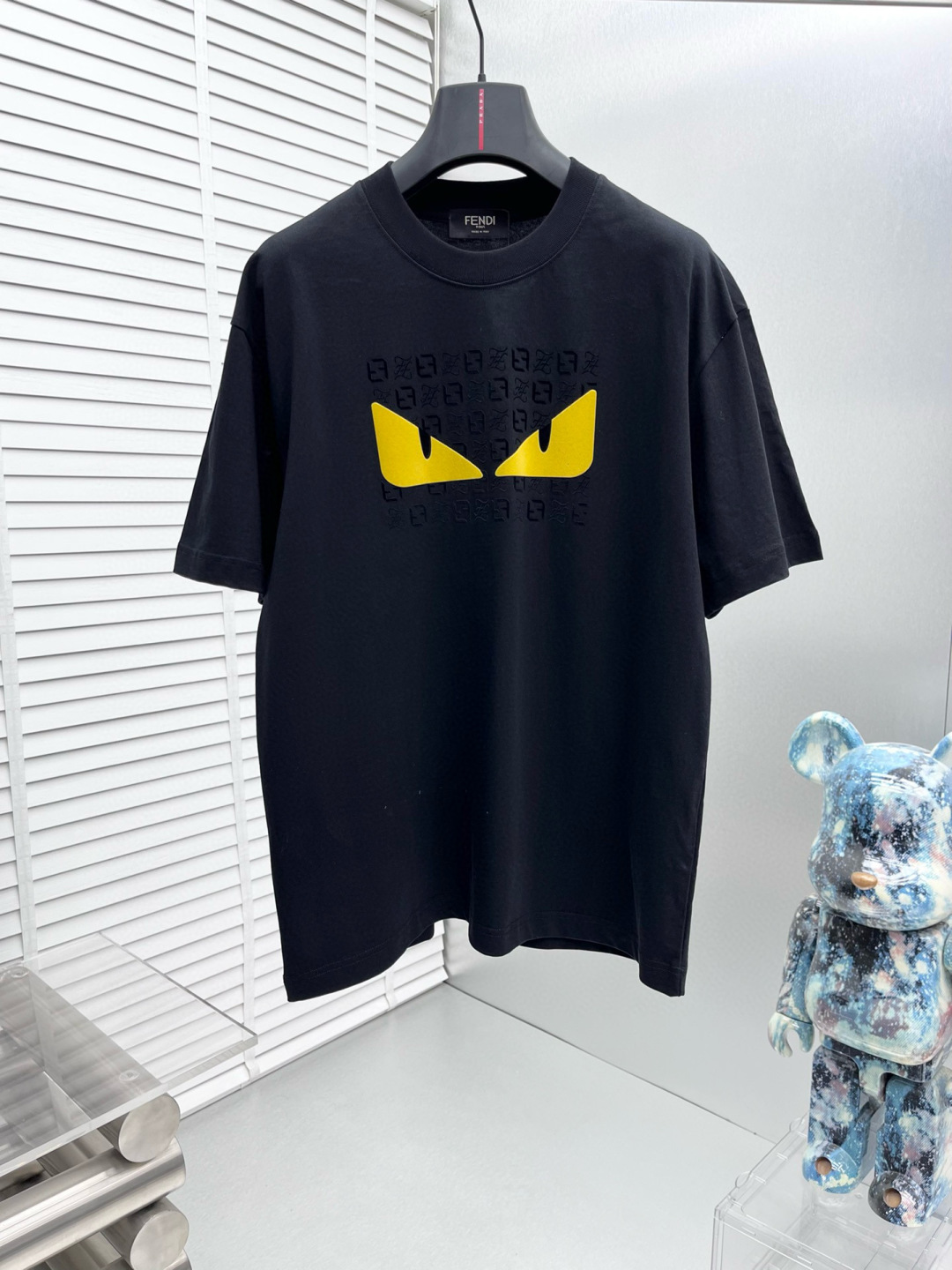 NO:411617,Fend*25ss new short-sleeved short-sleeved, customized 280g cotton fabric, front printed logo, a very simple and atmospheric version that is incomparable in both the comfort of the upper body, interpreting your luxury and taste, creating your fashionable charm. The washing method is recommended to dry cleaning or wrapping the back of the laundry bag, which is separate cold water and dry naturally!  Same model for men and women Size S-XXL, fendi, T-shirt, alexander wang19860909Fend*25ss新款短袖,定制280克全棉面料,前幅印花logo,非常简约大气的一款无论是上身舒适度都是无可比拟的存在,诠释你的奢华与品位,打造你的时尚风情魅力所在 洗涤方式建议干洗或包裹洗衣袋反面单独冷水快速机洗自然晾干！ 男女同款 尺码S-XXL,,fendi,T-shirt,alexander wang,Men's clothing