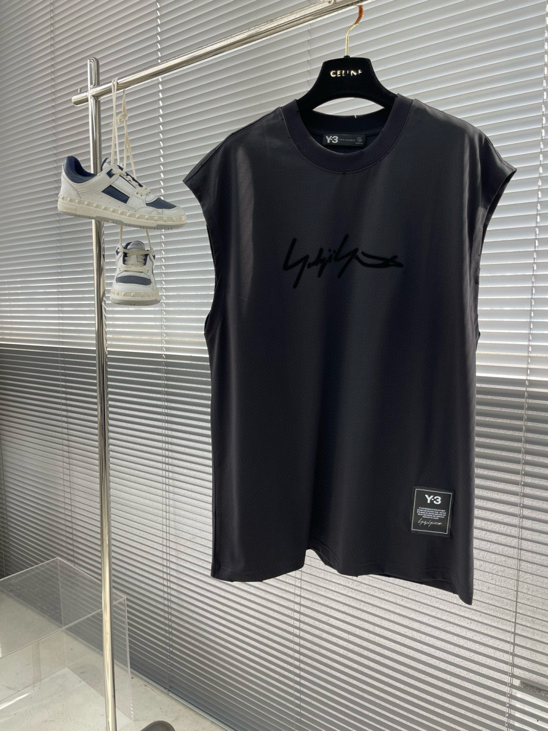 NO:411556,Y-3 Yamamoto Yamamoto loose flocking ripped sleeveless vest, high-end version, made of heavy double yarn combed cotton, soft fabric feels soft, skin-friendly and comfortable to wear, set, loose style cut, not picky, fashionable, versatile and easy to wear!  Same style for men and women. Size S-XL S size 75 bust 114 shoulder width 50 M size 76 bust 118 shoulder width 51 L size 77 bust 122 shoulder width 52 XL size 78 bust 126 shoulder width 53,,alexander wang19860909Y-3 Yamamoto山本耀司宽松植绒破洞无袖背心,高端版本,采用重磅双纱精梳棉材质,柔软的面料触感,贴身穿着亲肤舒适,设,宽松的版型裁剪,不挑人,时尚百搭又好穿！男女同款.尺码S-XL S码衣长75 胸围114 肩宽50 M码衣长76 胸围118 肩宽51 L码衣长77 胸围122 肩宽52 XL码衣长78 胸围126 肩宽53,,alexander wang,Men's clothing