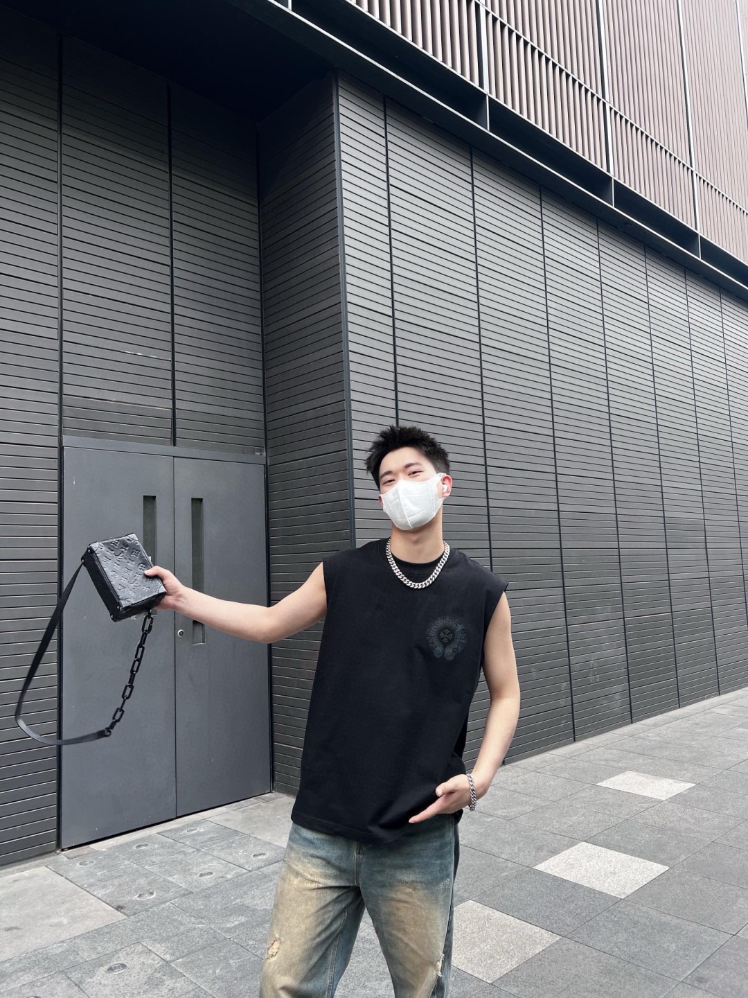 NO:411572,Brand CH Home Quarterly 2025 Spring and Summer Color Black White Size M-XXXL Size Micro-wide Edition Vest Fabric 32 smooth double yarn Craft suede pulping P.S Front and Back Classic Horseshoe Pattern Suede Three-dimensional Stone Pulse Printing Process Visual Three-dimensional Eye-attractive Color Processing Low-key Connotation Style Casual and versatile Must-in-Off-the-Standard Edition, Alexander Wang19860909品牌CH家 季度2025春夏 颜色黑色 白色 尺码M-XXXL 版型微阔版 背心 面料32支爽滑双纱 工艺绒面拉浆 P.S前、后幅经典马蹄图案做做绒面立体石头浆印花工艺 视觉立体吸睛 颜色处理低调内涵 款式休闲百搭 出街必入款,,alexander wang,Men's clothing