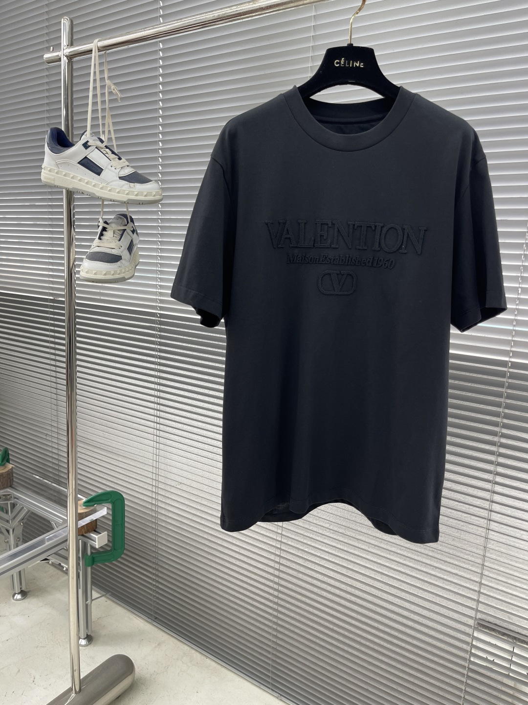 NO:411586,VLTN25ss Spring and Summer Series Round Neck T-shirt Size: M-5XL Size: 160g Weight Ingredients 80 long-sweat fabric The fabric is smooth and clear, the touch is clear and dry, the craft pattern is heavy industry embroidery craftsmanship simple and atmospheric, tees, t-shirt, alexander wang19860909VLTN25ss春夏系列圆领T恤 尺码:M-5XL 版型微阔版型 克重160克重 成份80支长绒面料 面料纹路平整清晰 触感清薄干爽 工艺图案重工刺绣工艺 简约大气,,tees，t-shirt,alexander wang,Men's clothing