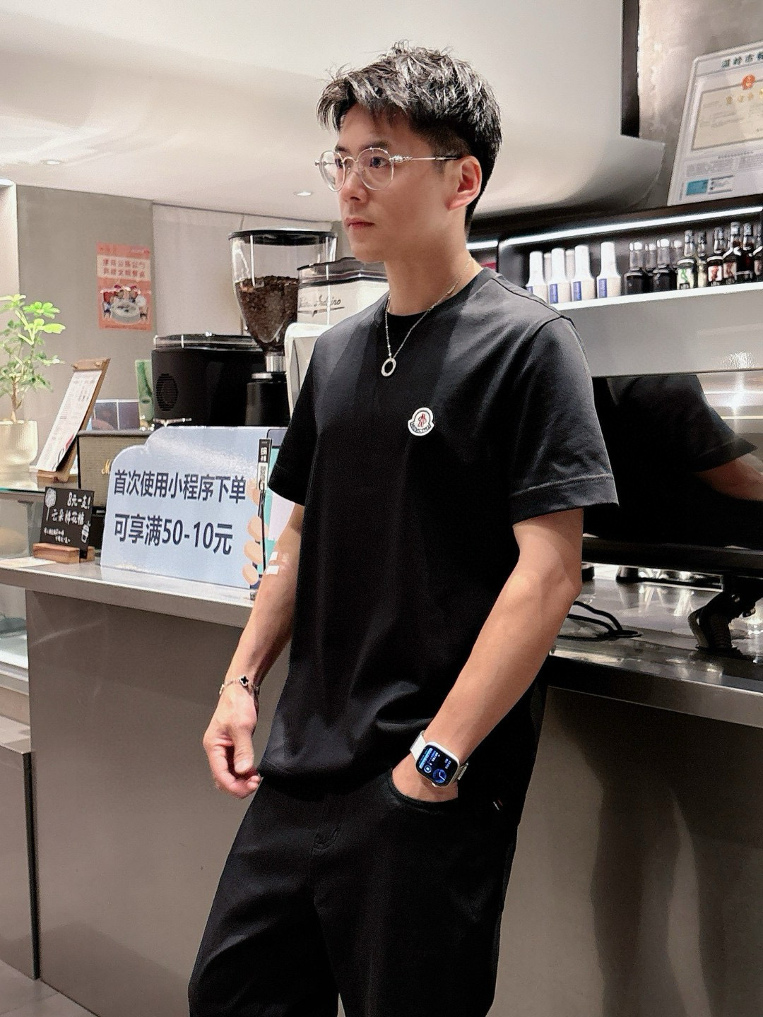 NO:411599,The latest and most fashionable short-sleeved T-shirt with solid color design, customer-supplied high-stack long-length cotton fabric, soft and delicate, outstanding inside and outside; normal style, fresh and natural, small elements, big tone, small changes, continue the classic, clean Tee looks good when worn casually. The classic logo on the chest is decorated with simple and low-key design, with contrasting colors on the side lock and slit design, simple and distinctive!  Basement or single wear are very good choices!  58076, Black White Navy M-3XL M size shoulder width 43 bust 100 long 68 sleeves 22.5; L size shoulder width 44 bust 104 long 69 sleeves 23; XL size shoulder width 45 bust 108 long 70 sleeves 23.5; XXL size shoulder width 46 bust 112 long 71 sleeves 24; 3XL size shoulder width 47 bust 116 long 72 sleeves 24; , T-shirt,tees, t-shirt,alexander wang19860909品质款最新时尚短袖T恤衫 纯色设计 客供高支长绒棉面料 柔软细腻 内穿外搭都出众；正常版型 清新自然 小元素大腔调,小变化还是延续经典,干干净净的Tee随意穿着都好看.胸口经典标志logo点缀简约低调设计 侧边撞色锁边开叉设计,简单又不失特色！打底或单穿都是非常不错的选择！58076,黑色 白色 藏青色M-3XL M码肩宽43胸围100衣长68袖长22.5； L码肩宽44胸围104衣长69袖长23； XL码肩宽45胸围108衣长70袖长23.5； XXL码肩宽46胸围112衣长71袖长24； 3XL码肩宽47胸围116衣长72袖长24.5；,,T-shirt,tees，t-shirt,alexander wang,Men's clothing