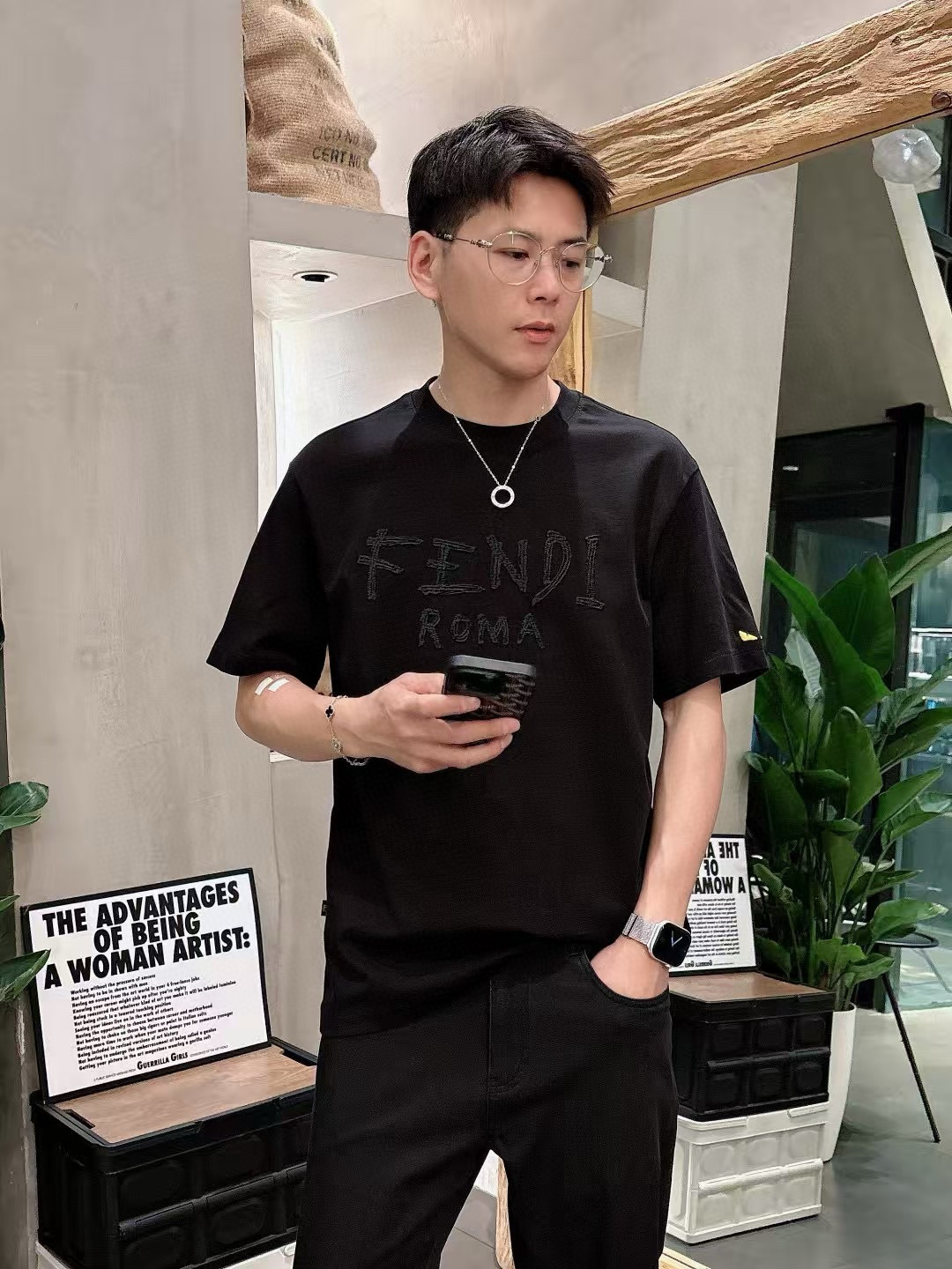 NO:411606,(FF) Short-sleeved series quarterly spring and summer 2025 color black white Size: m-5xL Size: m-5xL Size: 160 grams weight Ingredients 80 long-sweet fabric The fabric is smooth and clear, the touch is clear and dry, the craft pattern makes the chapa-embroidery craftsmanship simple and atmospheric, T-shirt, alexander wang19860909（FF）短袖系列 季度2025春夏 颜色黑色 白色 尺码:m-5xL 版型微阔版型 克重160克重 成份80支长绒面料 面料纹路平整清晰 触感清薄干爽 工艺图案做章仔刺绣工艺 简约大气,,T-shirt,alexander wang,Men's clothing