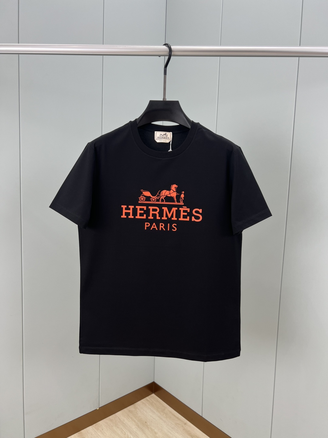 NO:411323,Hermès 25 summer new brand logo orange printed logo short-sleeved T-shirt, front chest decoration brand classic logo printing design, simple and eye-catching, low-key and high-end, with a straight recognition, and the style is classic shoulder regular style and standard size, customized high-end high-density 80 double-strand jersey mercerized cotton fabric, comfortable and breathable on the upper body, delicate and slightly elastic fabric; black and white M-XXXL (customized 4XL and 5XL), hermes, hermes, T-shirt, tees, t-shirt, alexander wang19860909Hermès.爱马仕 25夏季新品品牌logo橙色印花标识短袖T恤,正面胸前饰品牌经典logo印花设计,简约又吸睛,低调又高级,辨识度直接拉满,版型是经典的正肩常规款、尺码标准,定制高支高密80支双股平纹针织丝光棉面料,上身舒适透气、面料细腻微弹；黑色 白色 M-XXXL（可定制4XL、5XL）,,hermes,hermes,T-shirt,tees，t-shirt,alexander wang,Men's clothing