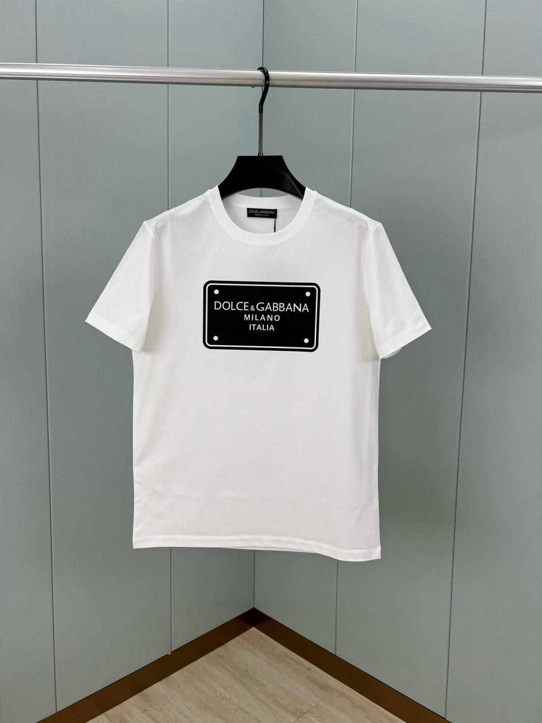  
Dolce&Gabbana 25春夏新品立体标牌印花徽标短袖T恤，正面缀饰品牌标牌logo设计，重新