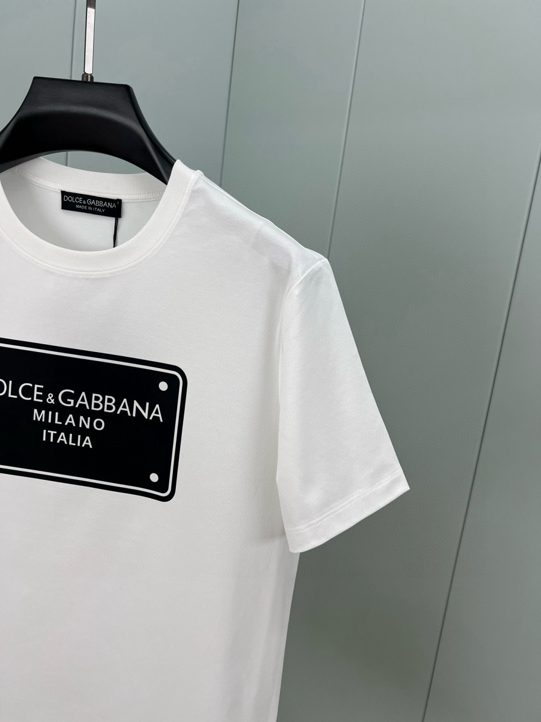  
Dolce&Gabbana 25春夏新品立体标牌印花徽标短袖T恤，正面缀饰品牌标牌logo设计，重新
