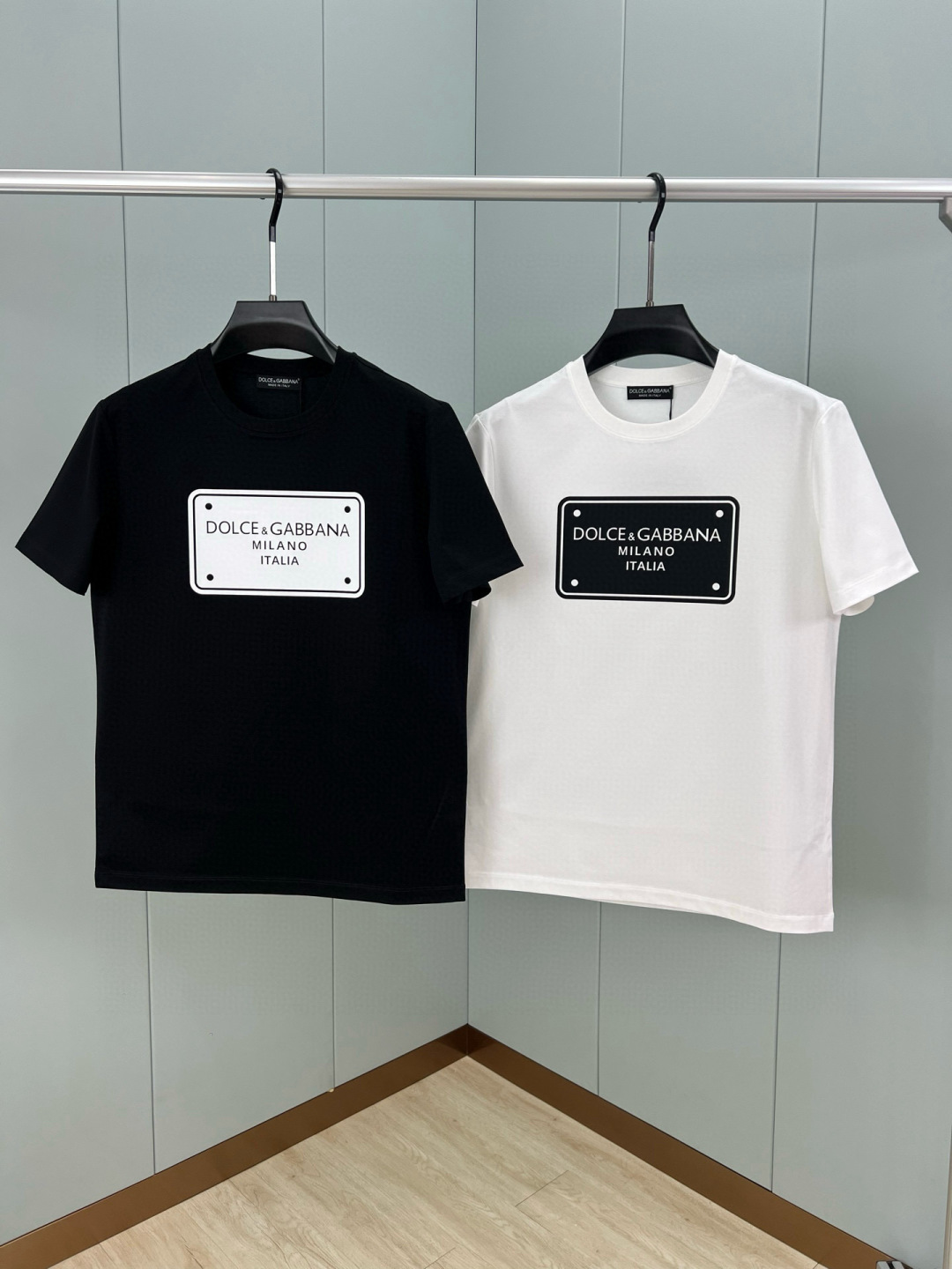  
Dolce&Gabbana 25春夏新品立体标牌印花徽标短袖T恤，正面缀饰品牌标牌logo设计，重新