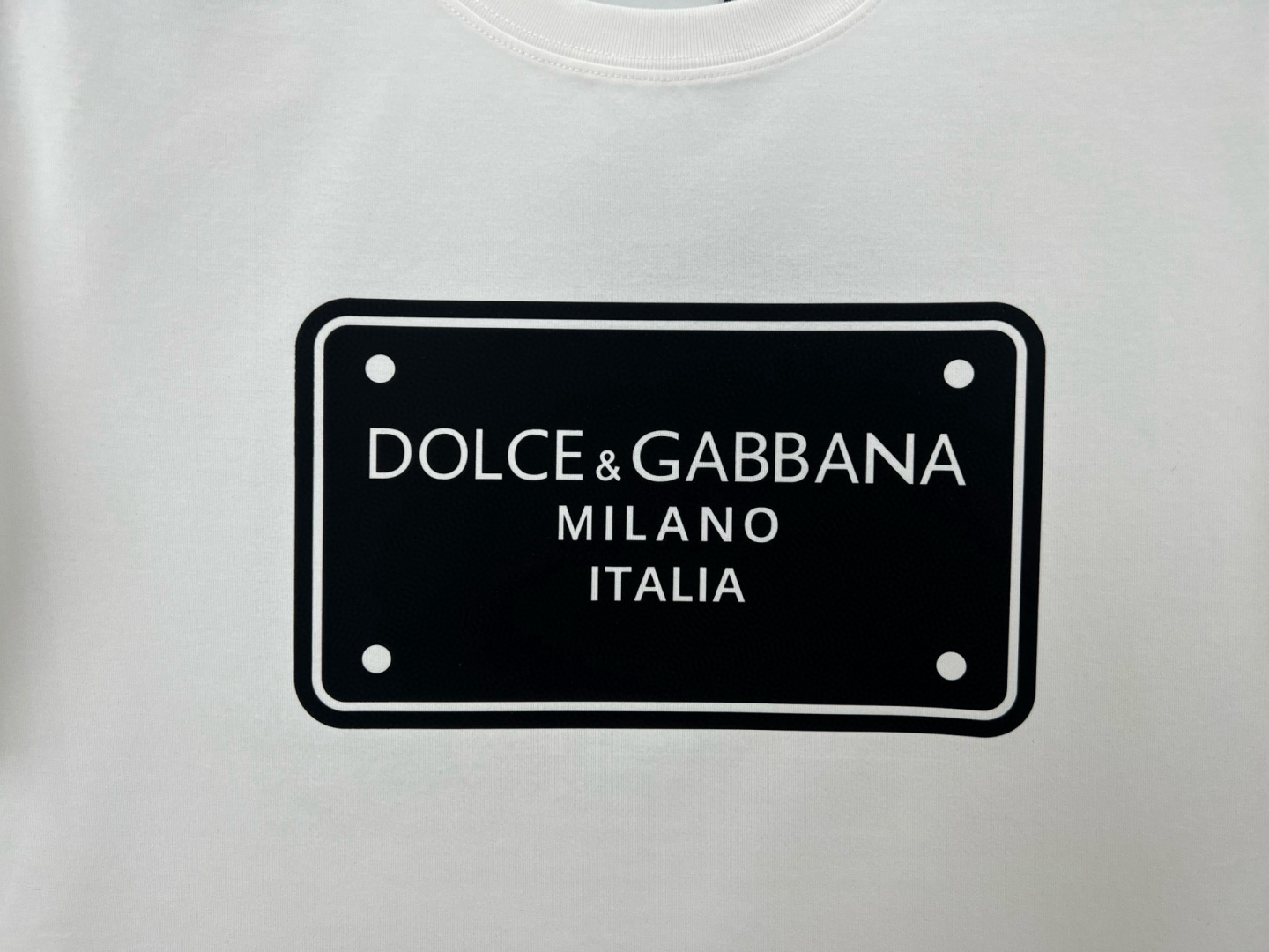  
Dolce&Gabbana 25春夏新品立体标牌印花徽标短袖T恤，正面缀饰品牌标牌logo设计，重新