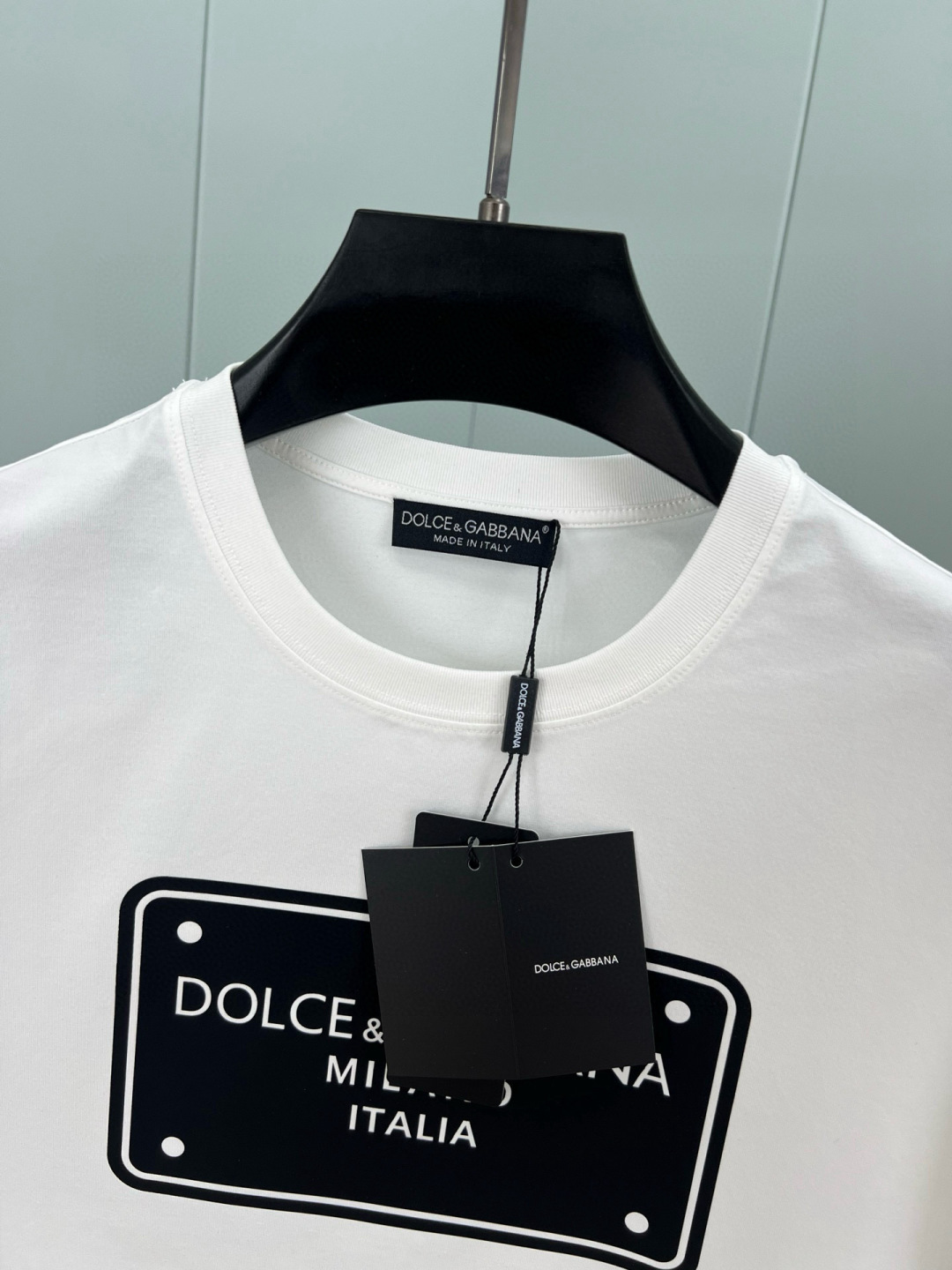  
Dolce&Gabbana 25春夏新品立体标牌印花徽标短袖T恤，正面缀饰品牌标牌logo设计，重新