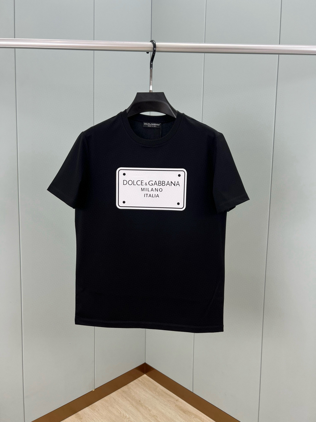  
Dolce&Gabbana 25春夏新品立体标牌印花徽标短袖T恤，正面缀饰品牌标牌logo设计，重新