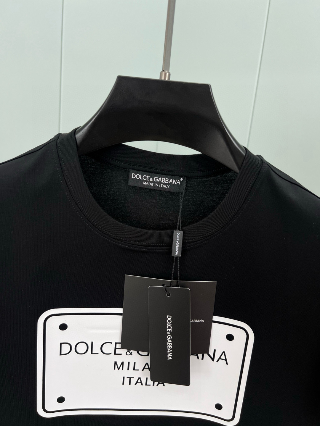  
Dolce&Gabbana 25春夏新品立体标牌印花徽标短袖T恤，正面缀饰品牌标牌logo设计，重新