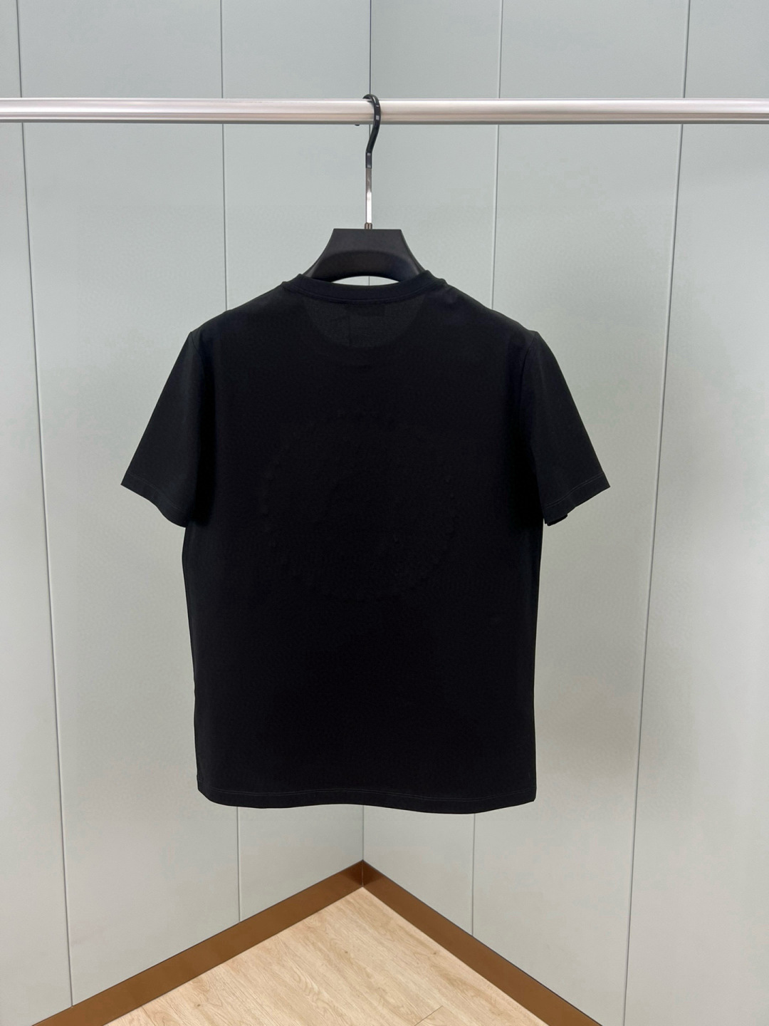  
Dolce&Gabbana 25春夏新品立体标牌印花徽标短袖T恤，正面缀饰品牌标牌logo设计，重新