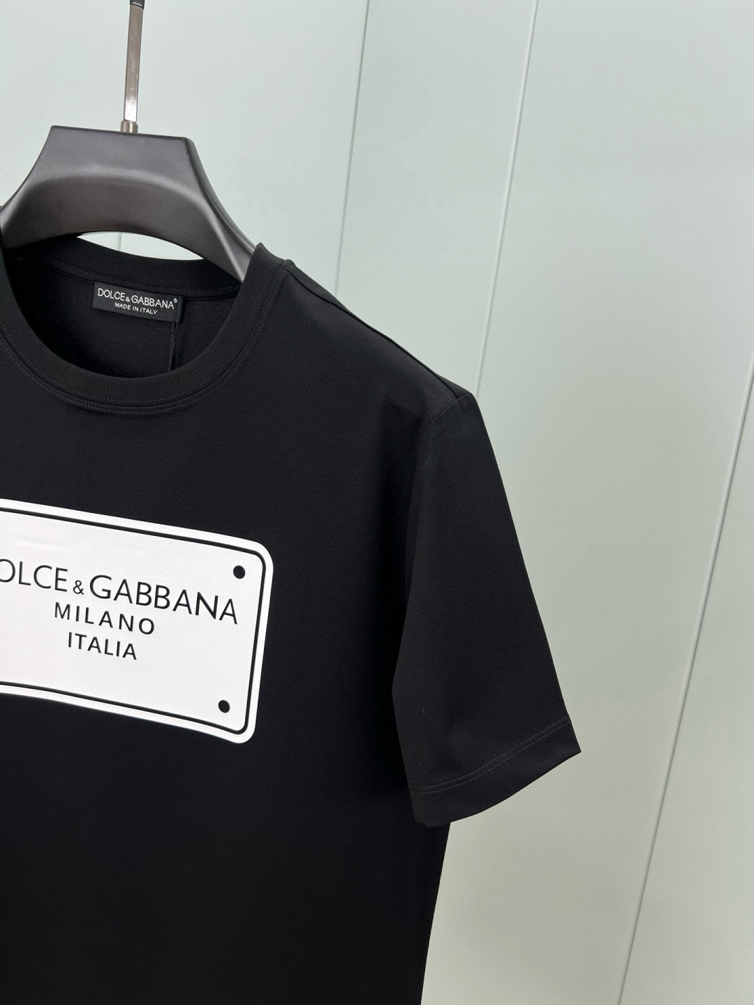  
Dolce&Gabbana 25春夏新品立体标牌印花徽标短袖T恤，正面缀饰品牌标牌logo设计，重新