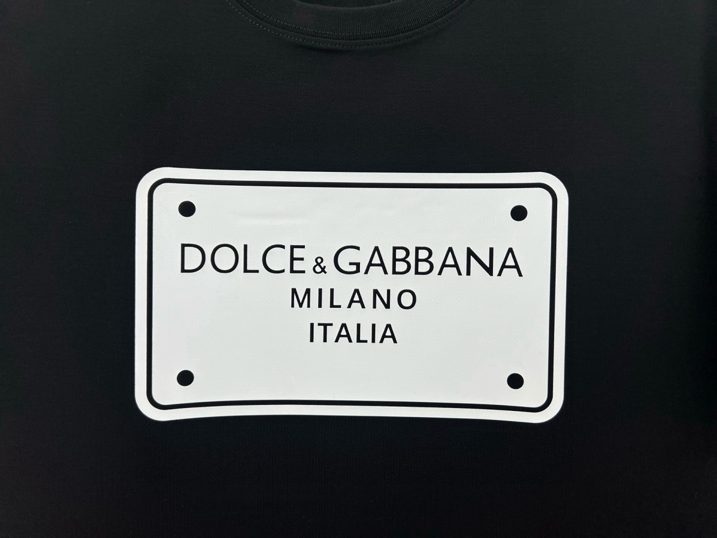  
Dolce&Gabbana 25春夏新品立体标牌印花徽标短袖T恤，正面缀饰品牌标牌logo设计，重新