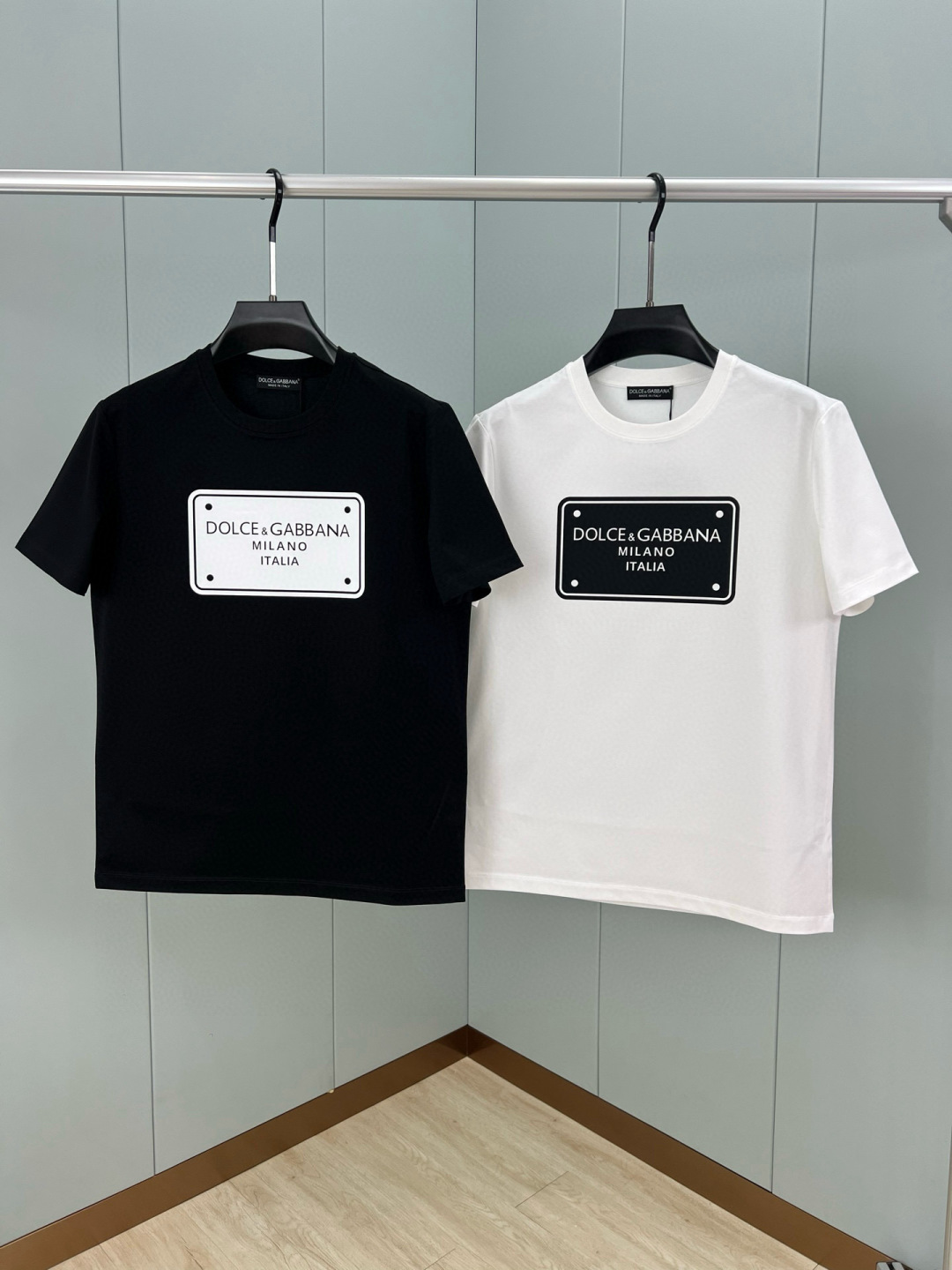  
Dolce&Gabbana 25春夏新品立体标牌印花徽标短袖T恤，正面缀饰品牌标牌logo设计，重新