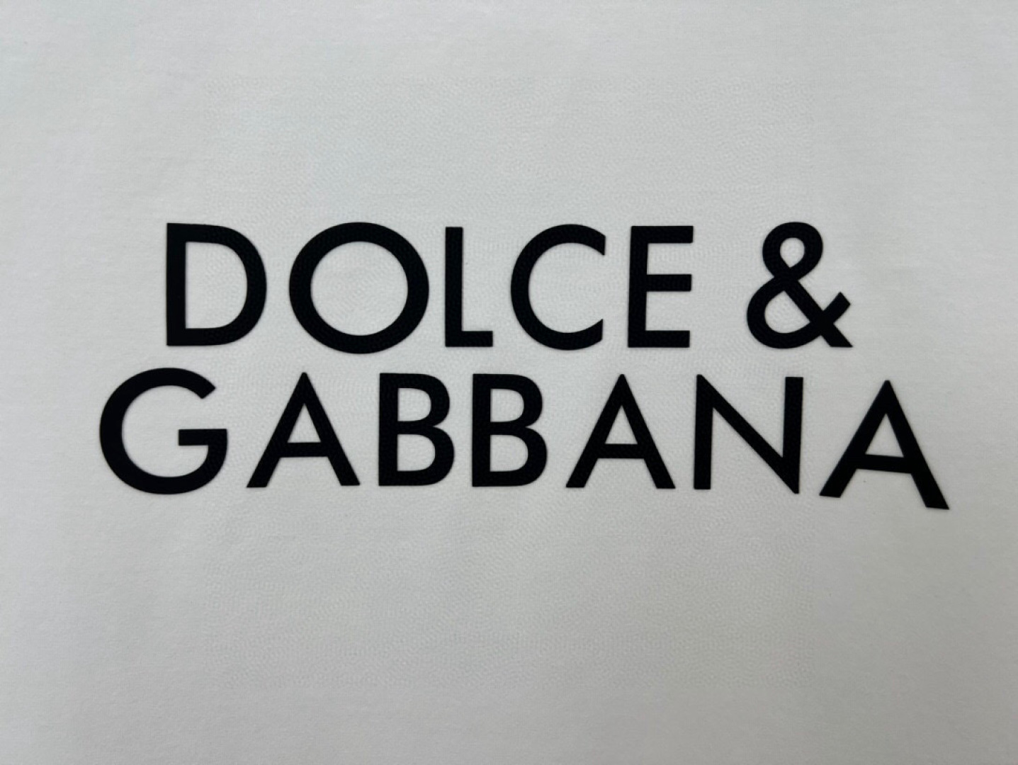 
Dolce&Gabbana 25春夏新品字母立体印花徽标短袖T恤，定制80支双股丝光棉面料；黑色 白色