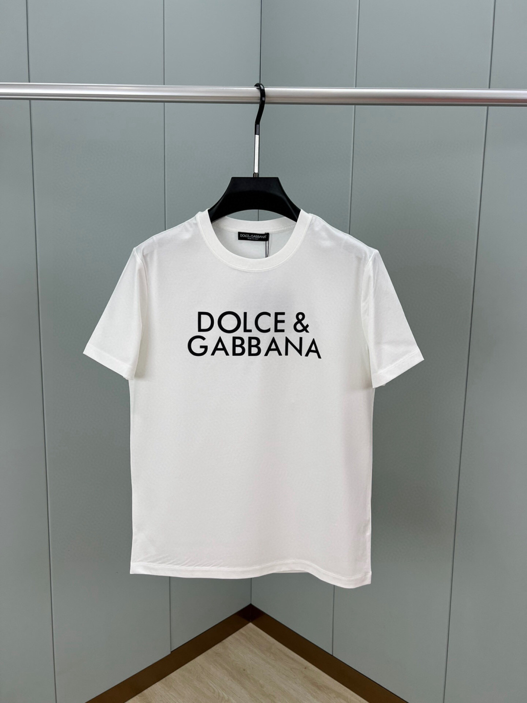 
Dolce&Gabbana 25春夏新品字母立体印花徽标短袖T恤，定制80支双股丝光棉面料；黑色 白色