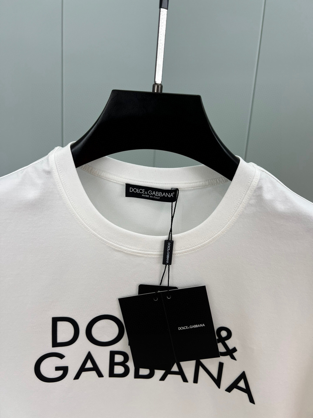 
Dolce&Gabbana 25春夏新品字母立体印花徽标短袖T恤，定制80支双股丝光棉面料；黑色 白色