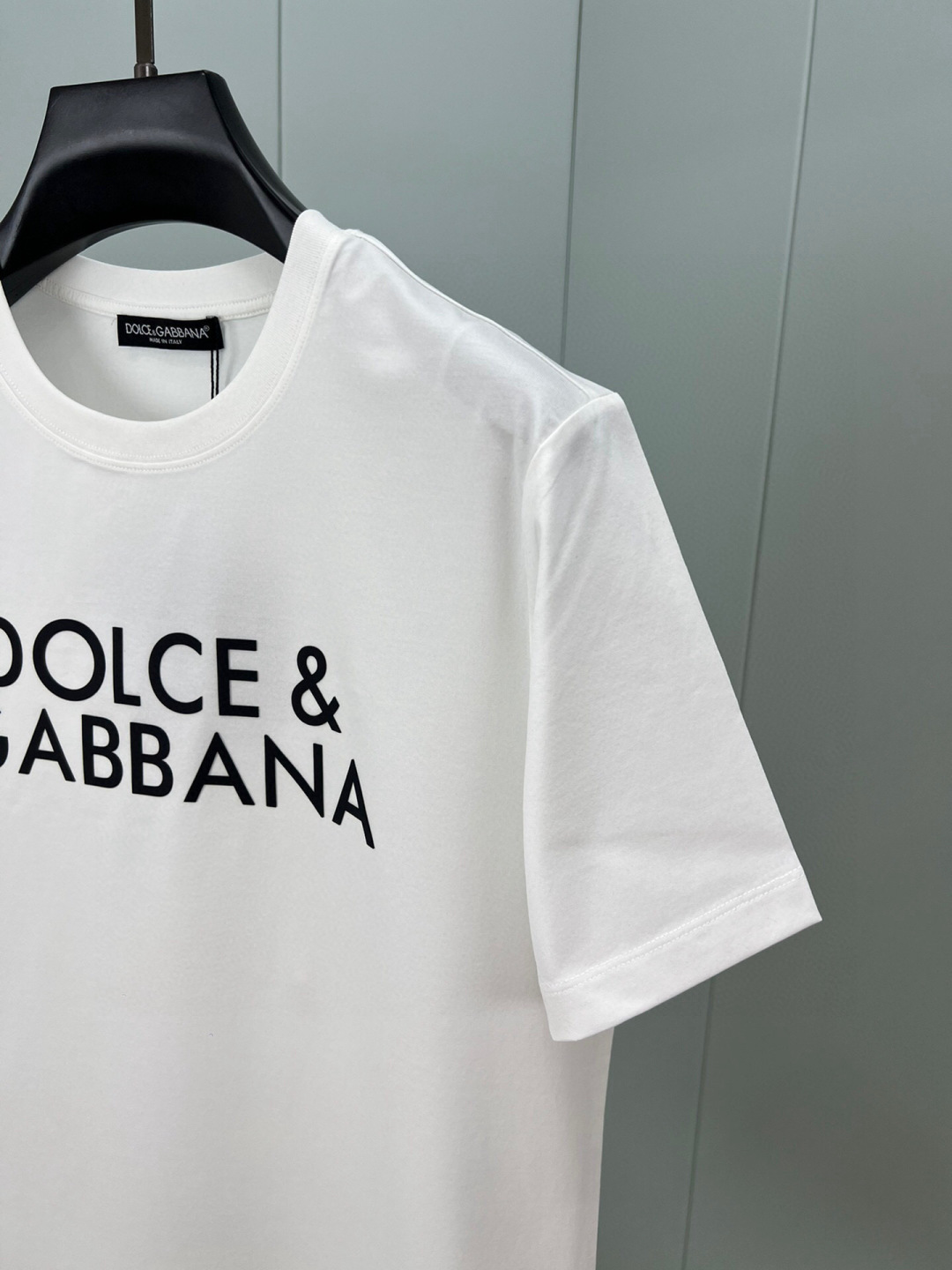 
Dolce&Gabbana 25春夏新品字母立体印花徽标短袖T恤，定制80支双股丝光棉面料；黑色 白色