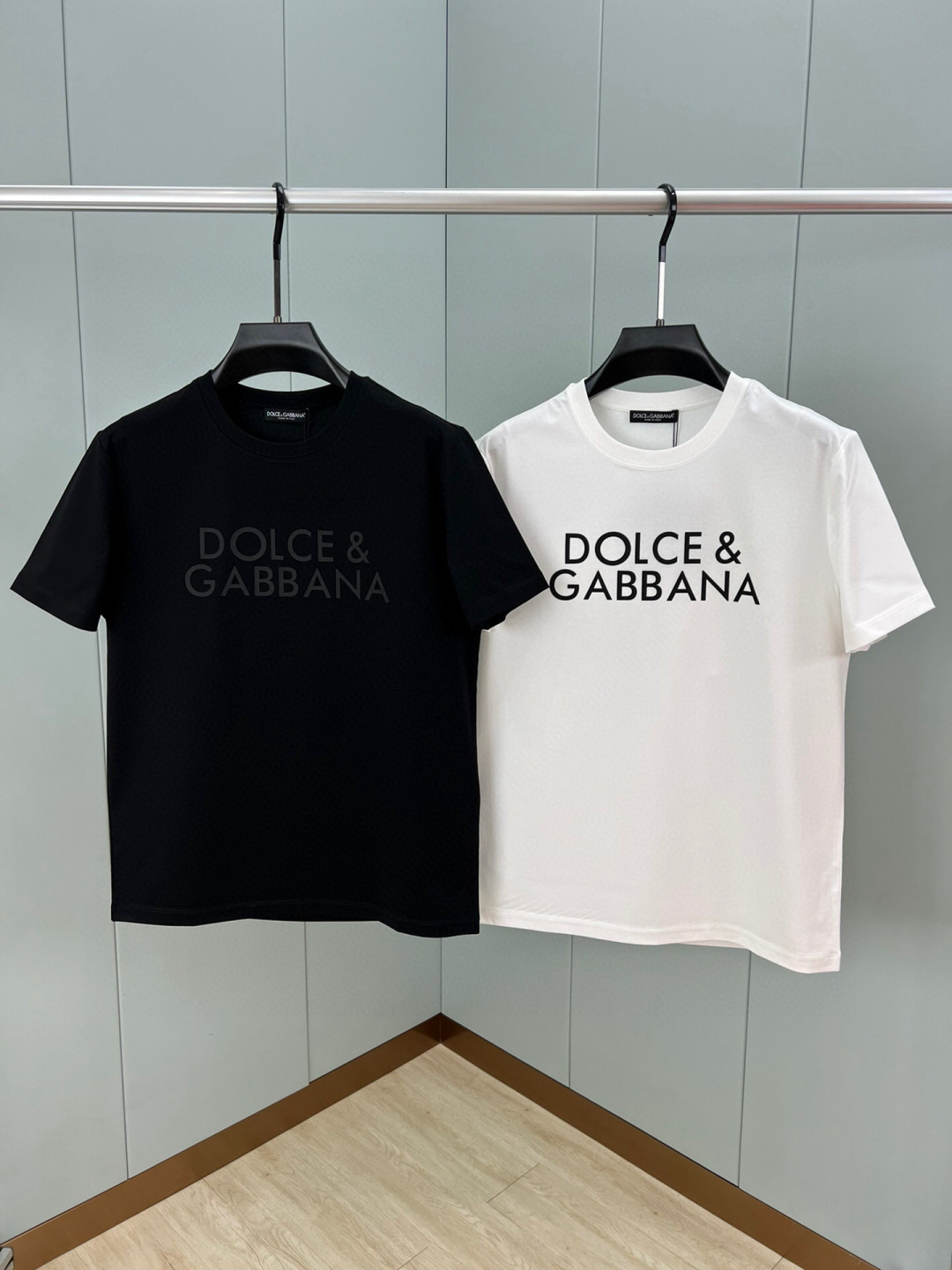
Dolce&Gabbana 25春夏新品字母立体印花徽标短袖T恤，定制80支双股丝光棉面料；黑色 白色