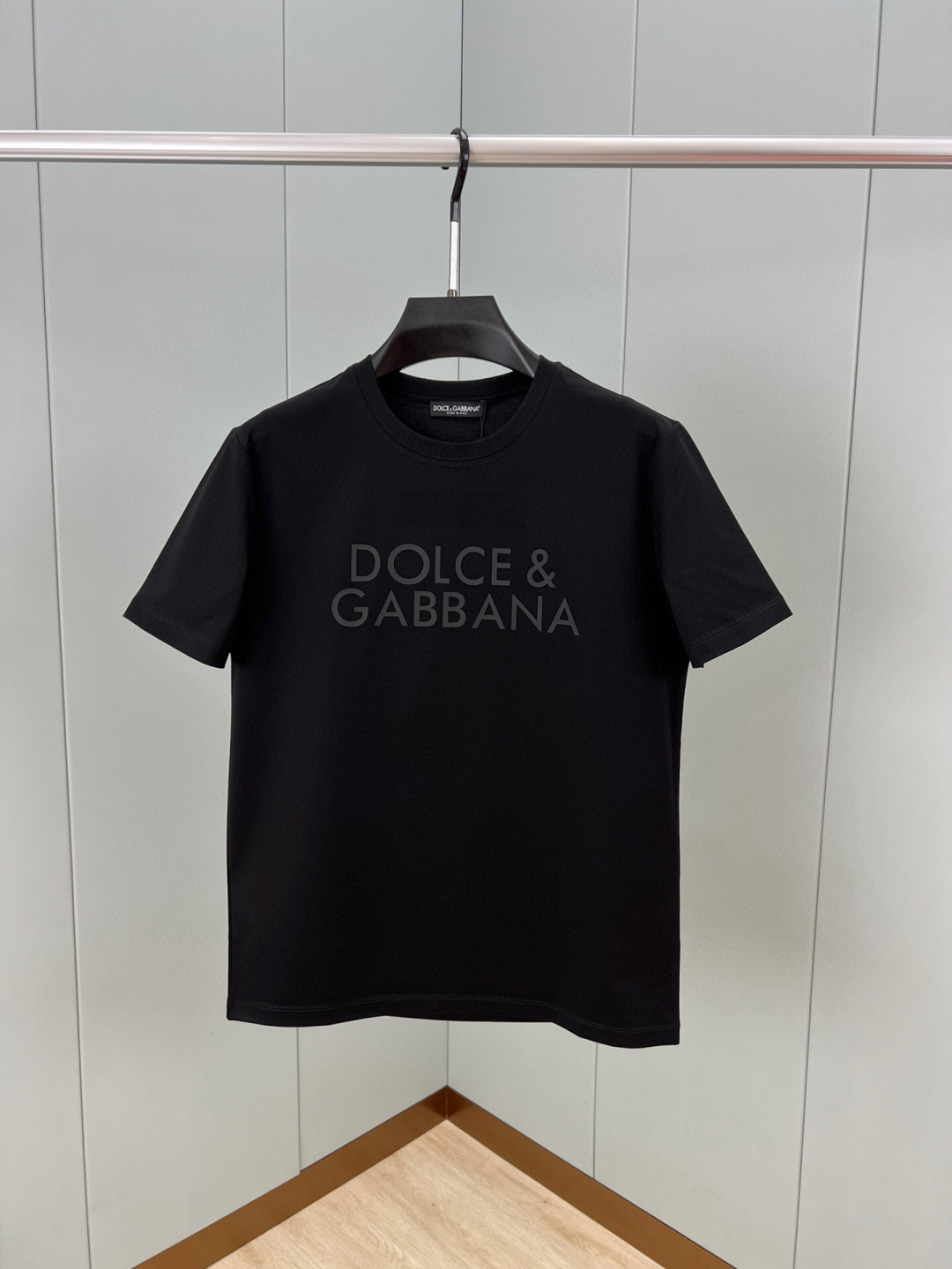 
Dolce&Gabbana 25春夏新品字母立体印花徽标短袖T恤，定制80支双股丝光棉面料；黑色 白色