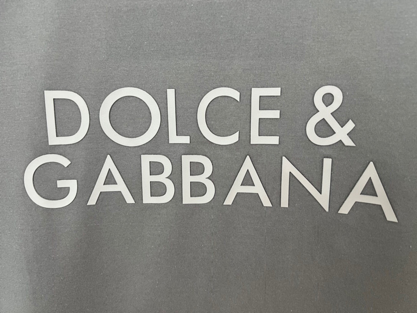 
Dolce&Gabbana 25春夏新品字母立体印花徽标短袖T恤，定制80支双股丝光棉面料；黑色 白色