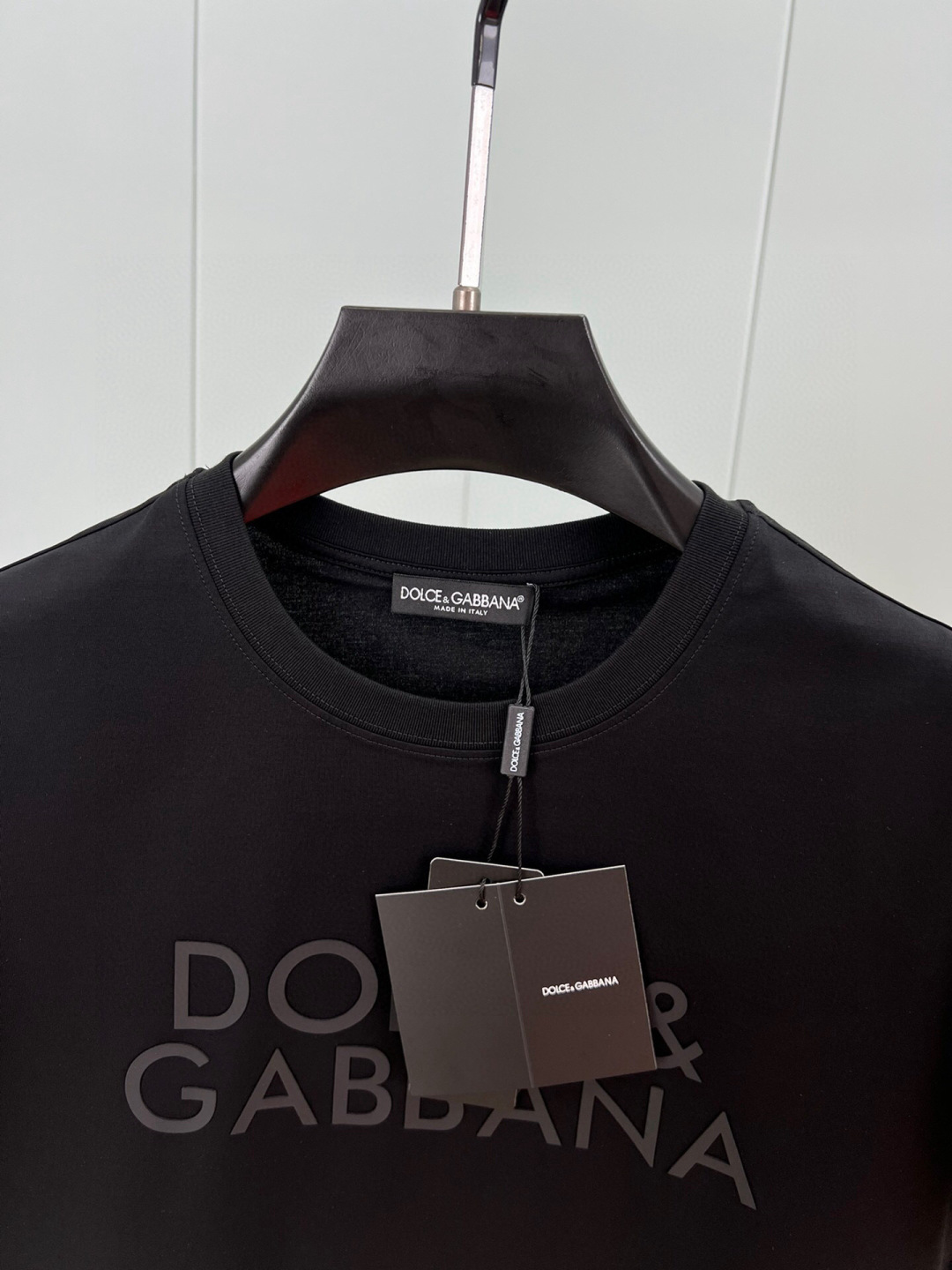 
Dolce&Gabbana 25春夏新品字母立体印花徽标短袖T恤，定制80支双股丝光棉面料；黑色 白色