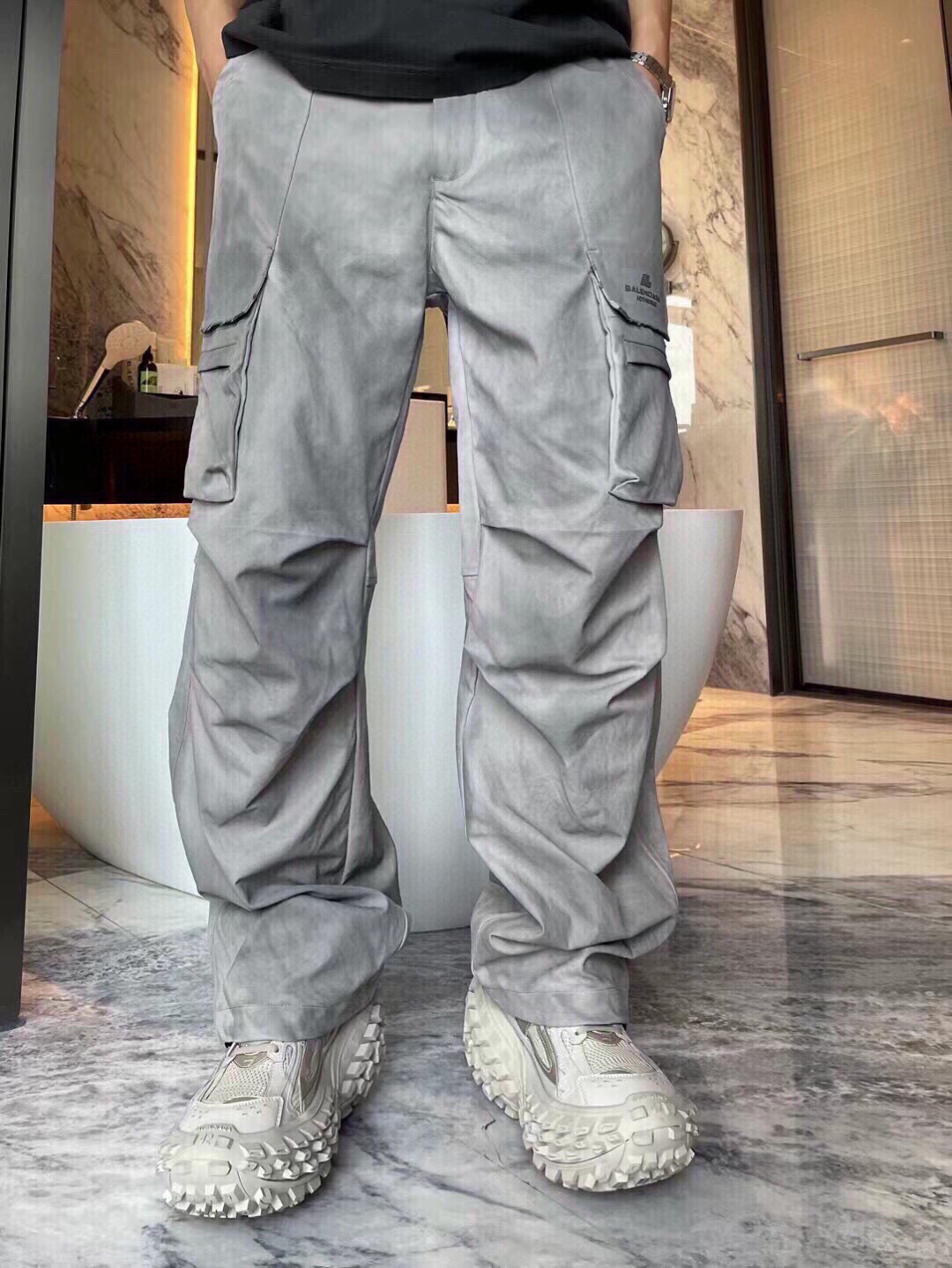2025巴黎 春夏新品发售!
工装元素系列运动休闲裤精细打造!工装立体口袋设计!水洗工艺面料不易变形