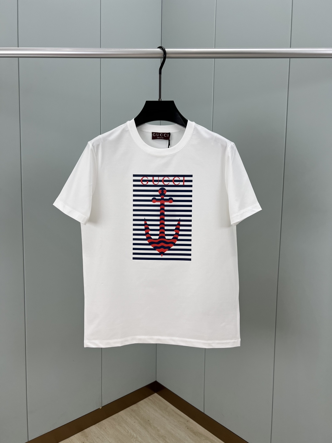 
Gucci.古驰 25夏季新品船锚条纹印花标识短袖T恤，胸前正面缀饰以海洋风设计添姿加彩，缔造理想海派