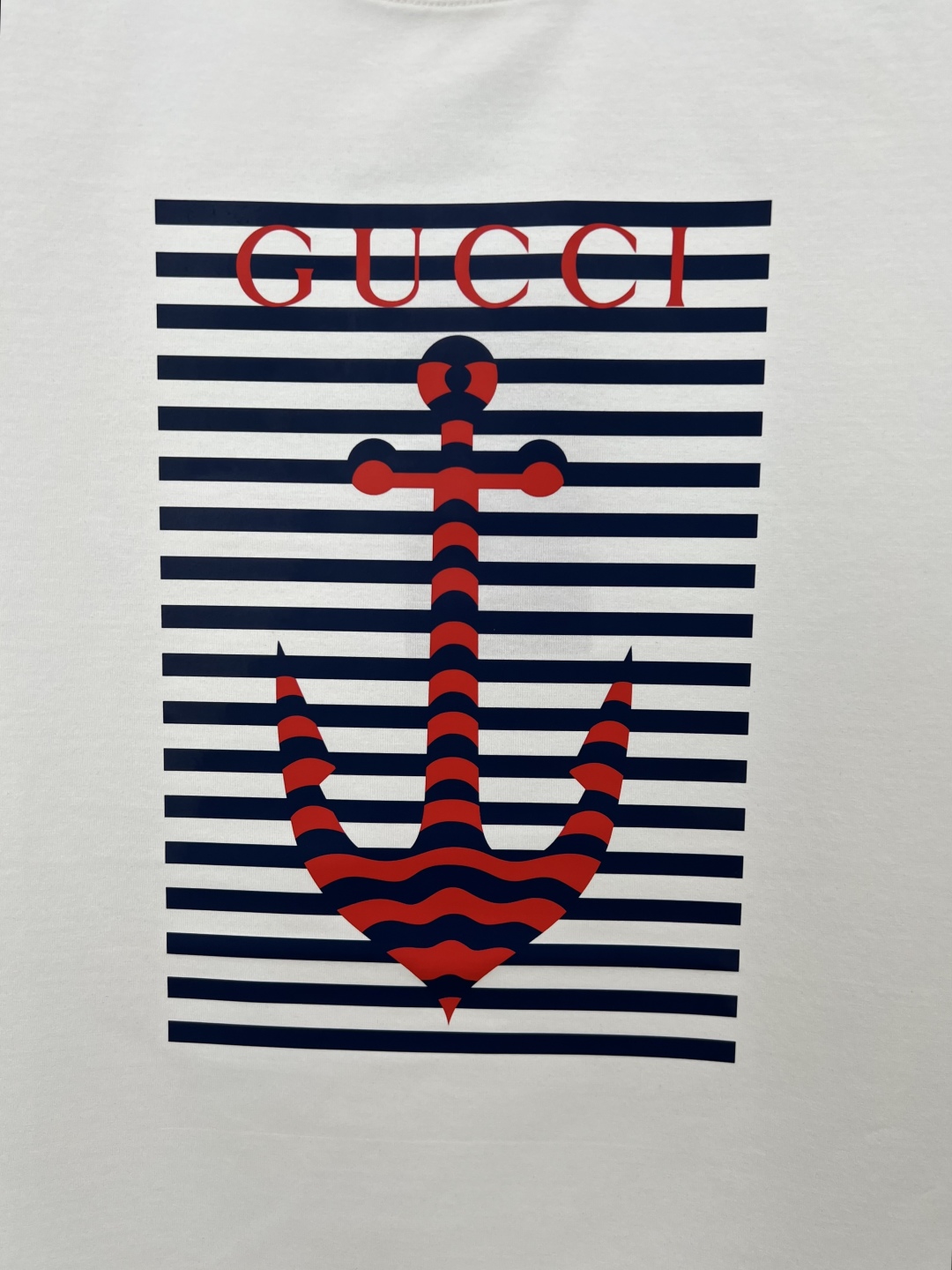 
Gucci.古驰 25夏季新品船锚条纹印花标识短袖T恤，胸前正面缀饰以海洋风设计添姿加彩，缔造理想海派
