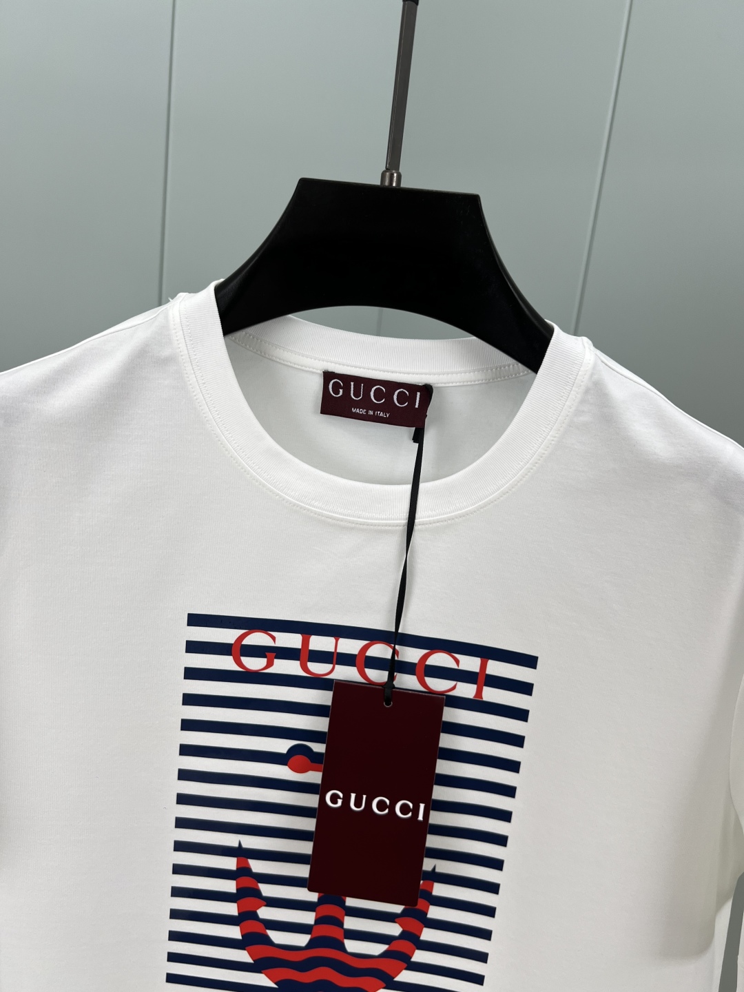 
Gucci.古驰 25夏季新品船锚条纹印花标识短袖T恤，胸前正面缀饰以海洋风设计添姿加彩，缔造理想海派